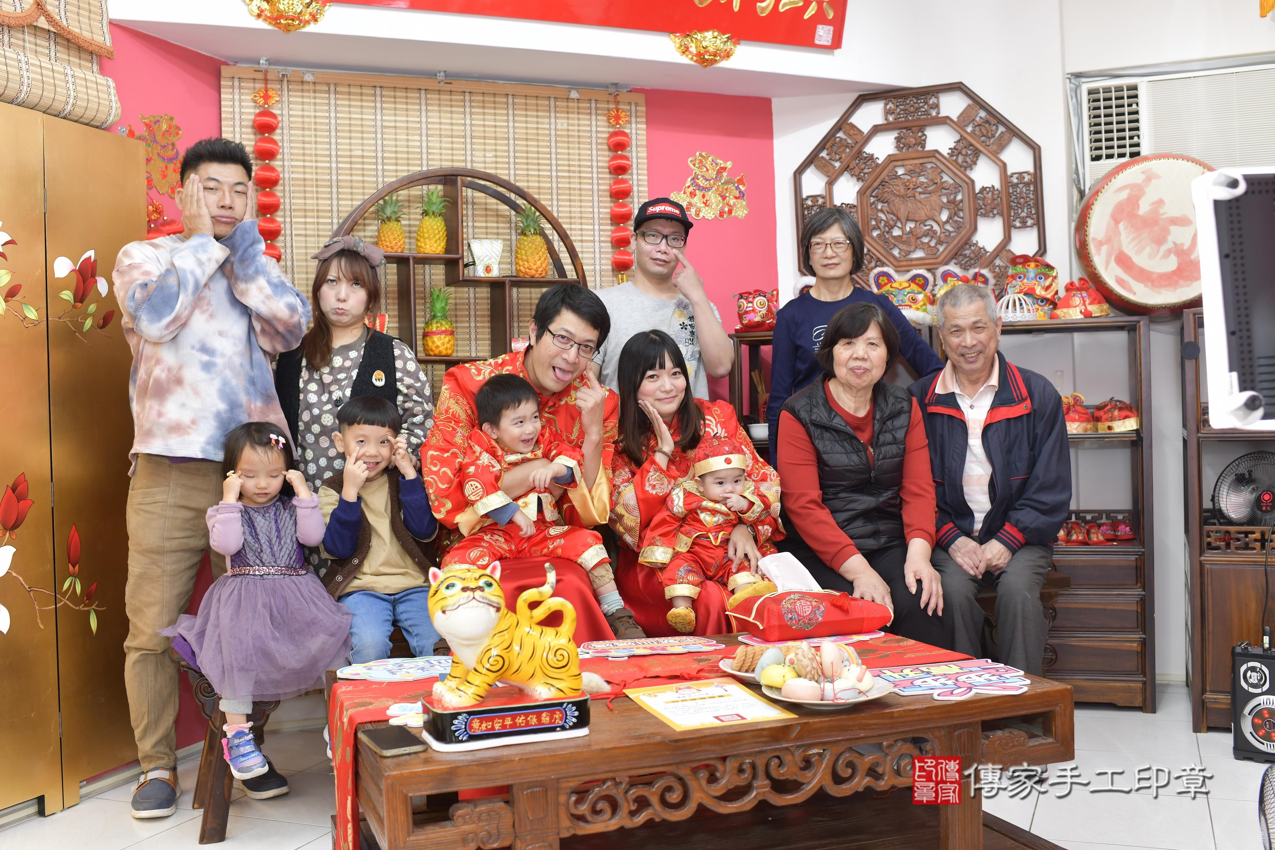 傳家手工印章新竹店、抓周、度脺、中國風會場、傳家嬰兒古禮、吉祥話、抓周道具物品24種、拍照。抓周證書。寶寶抓周、滿周歲、生日快樂、祝福 傳家手工印章新竹店、抓周、度脺、中國風會場、傳家嬰兒古禮、吉祥話、抓周道具物品24種、拍照。抓周證書。寶寶抓周、滿周歲、生日快樂、祝福