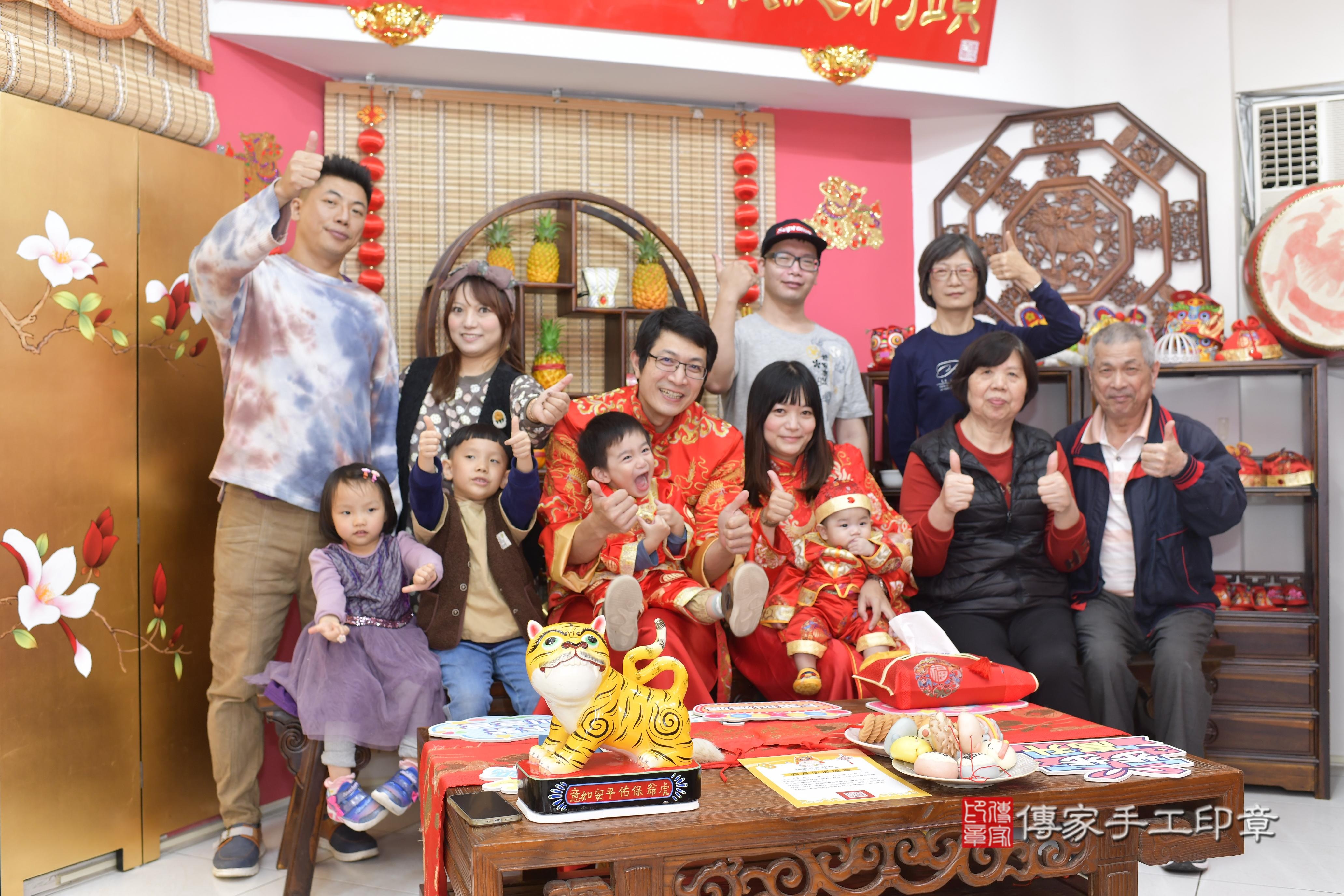 傳家手工印章新竹店、抓周、度脺、中國風會場、傳家嬰兒古禮、吉祥話、抓周道具物品24種、拍照。抓周證書。寶寶抓周、滿周歲、生日快樂、祝福 傳家手工印章新竹店、抓周、度脺、中國風會場、傳家嬰兒古禮、吉祥話、抓周道具物品24種、拍照。抓周證書。寶寶抓周、滿周歲、生日快樂、祝福