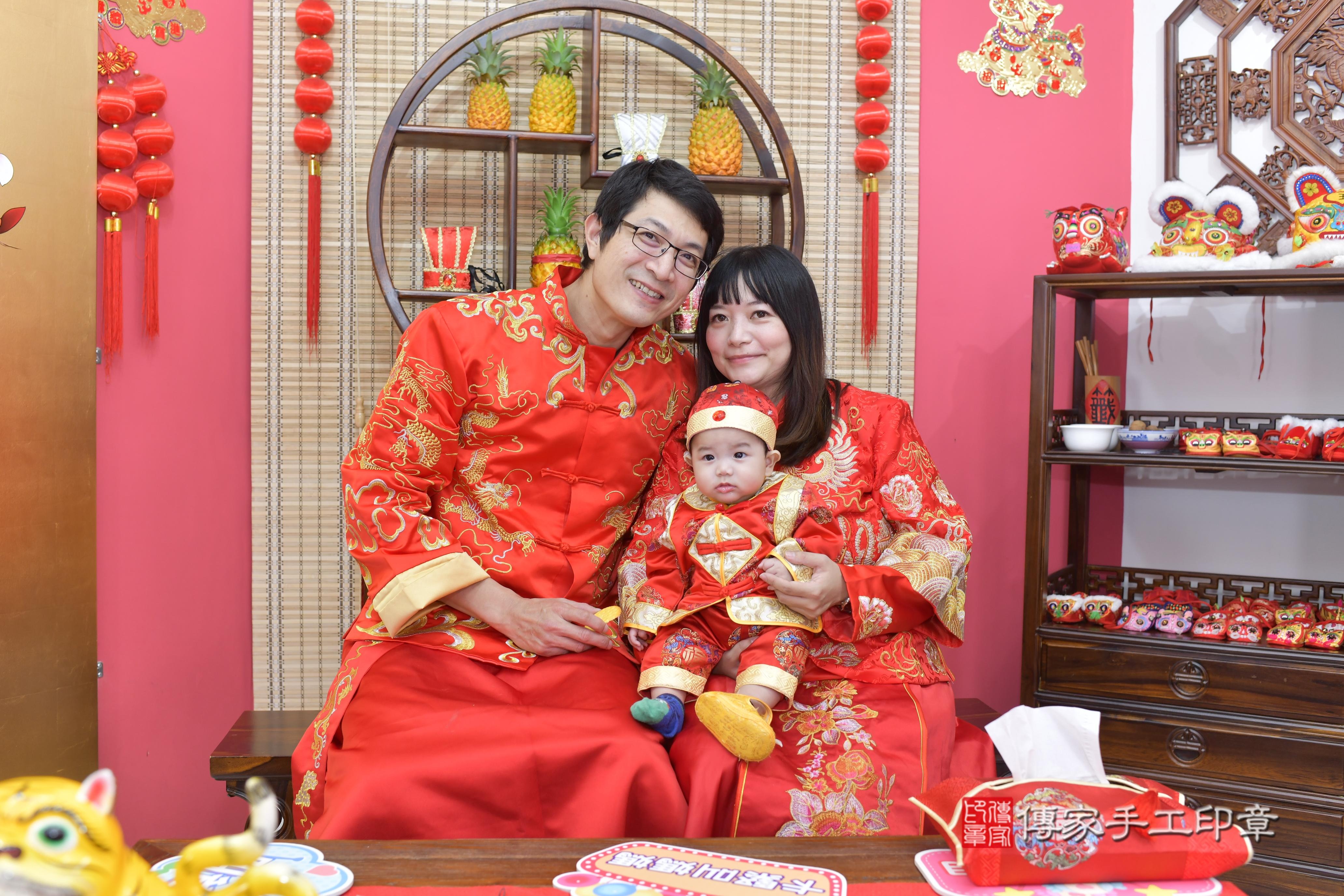 傳家手工印章新竹店、抓周、度脺、中國風會場、傳家嬰兒古禮、吉祥話、抓周道具物品24種、拍照。抓周證書。寶寶抓周、滿周歲、生日快樂、祝福 傳家手工印章新竹店、抓周、度脺、中國風會場、傳家嬰兒古禮、吉祥話、抓周道具物品24種、拍照。抓周證書。寶寶抓周、滿周歲、生日快樂、祝福