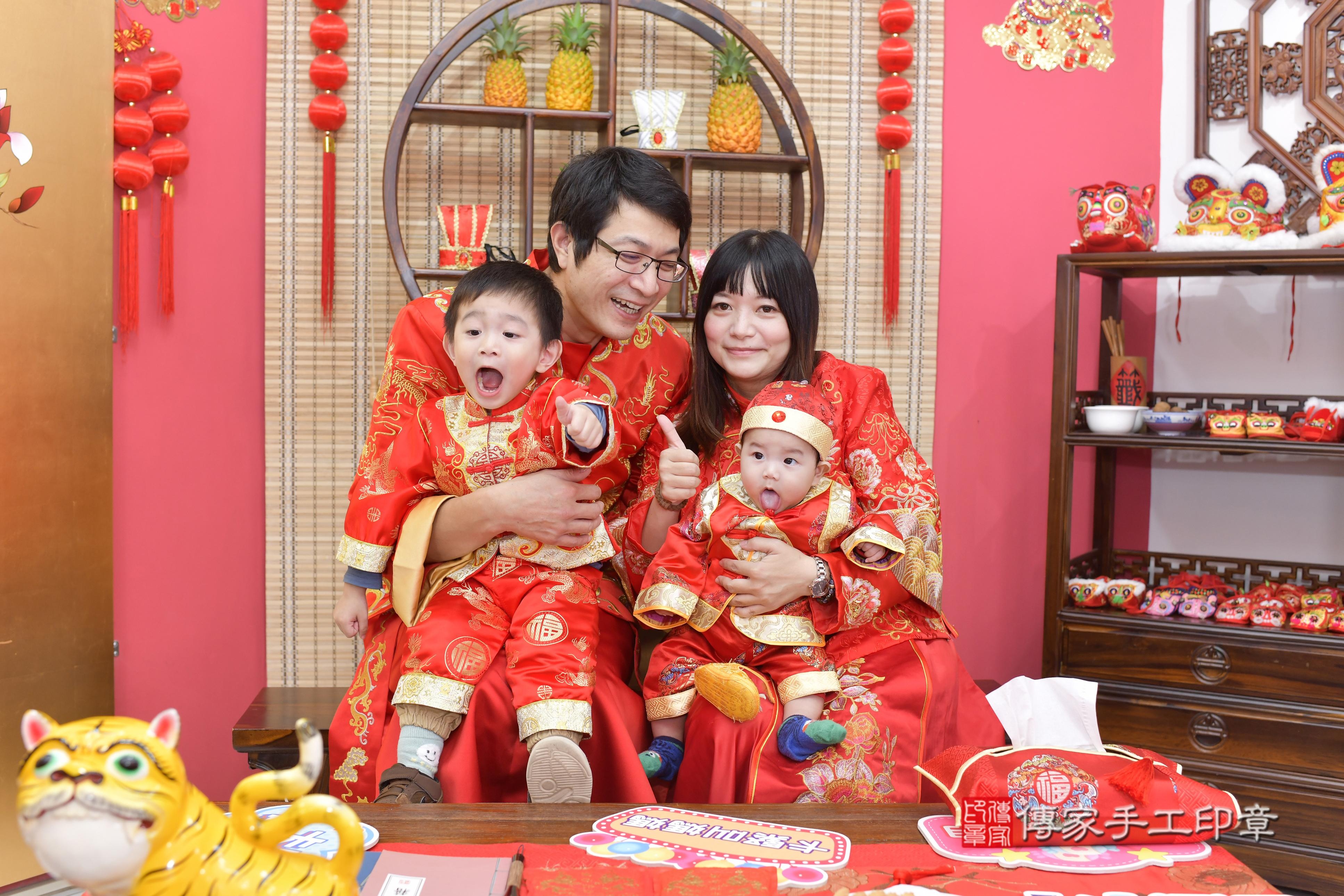 傳家手工印章新竹店、抓周、度脺、中國風會場、傳家嬰兒古禮、吉祥話、抓周道具物品24種、拍照。抓周證書。寶寶抓周、滿周歲、生日快樂、祝福 傳家手工印章新竹店、抓周、度脺、中國風會場、傳家嬰兒古禮、吉祥話、抓周道具物品24種、拍照。抓周證書。寶寶抓周、滿周歲、生日快樂、祝福