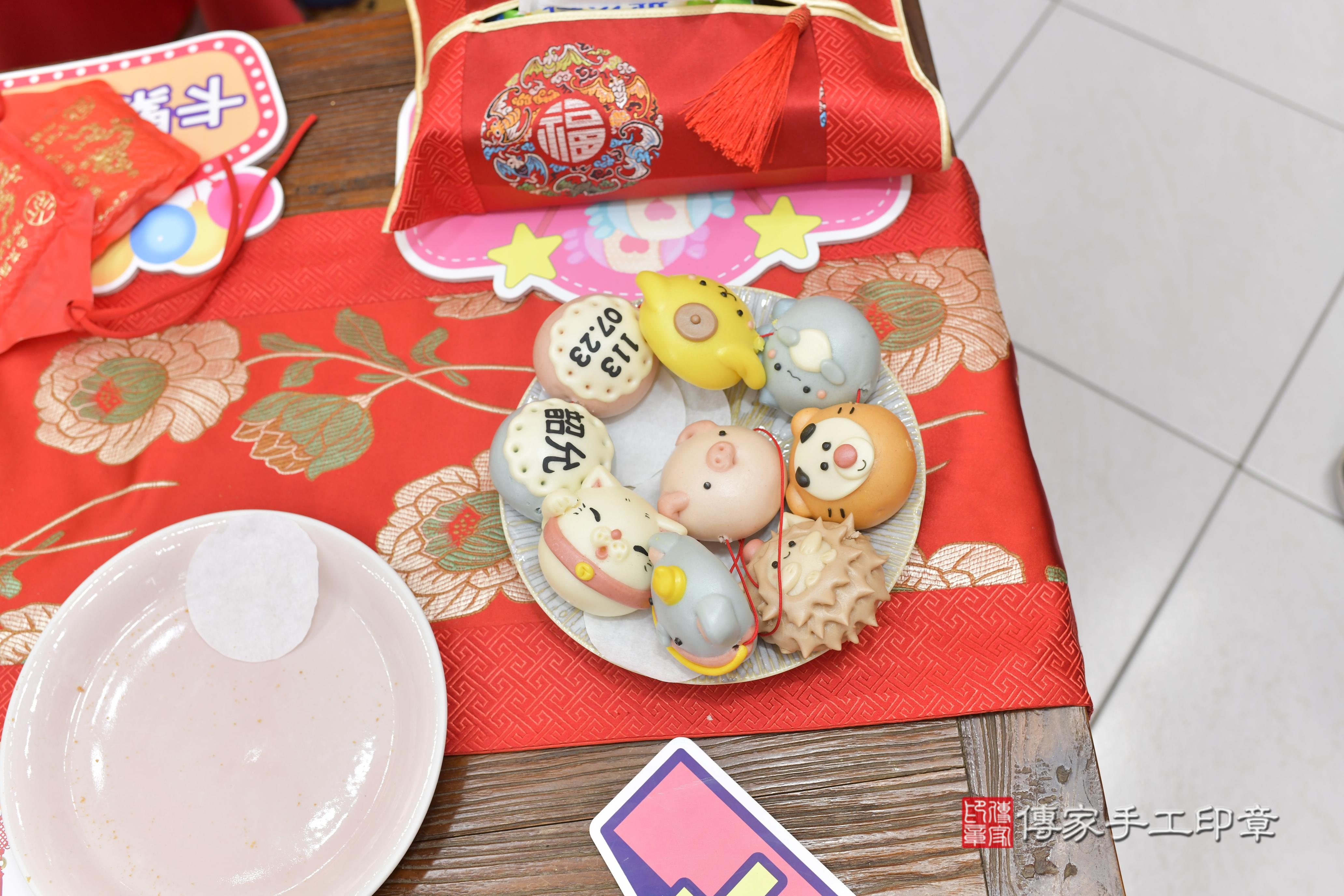 傳家手工印章新竹店、抓周、度脺、中國風會場、傳家嬰兒古禮、吉祥話、抓周道具物品24種、拍照。抓周證書。寶寶抓周、滿周歲、生日快樂、祝福 傳家手工印章新竹店、抓周、度脺、中國風會場、傳家嬰兒古禮、吉祥話、抓周道具物品24種、拍照。抓周證書。寶寶抓周、滿周歲、生日快樂、祝福