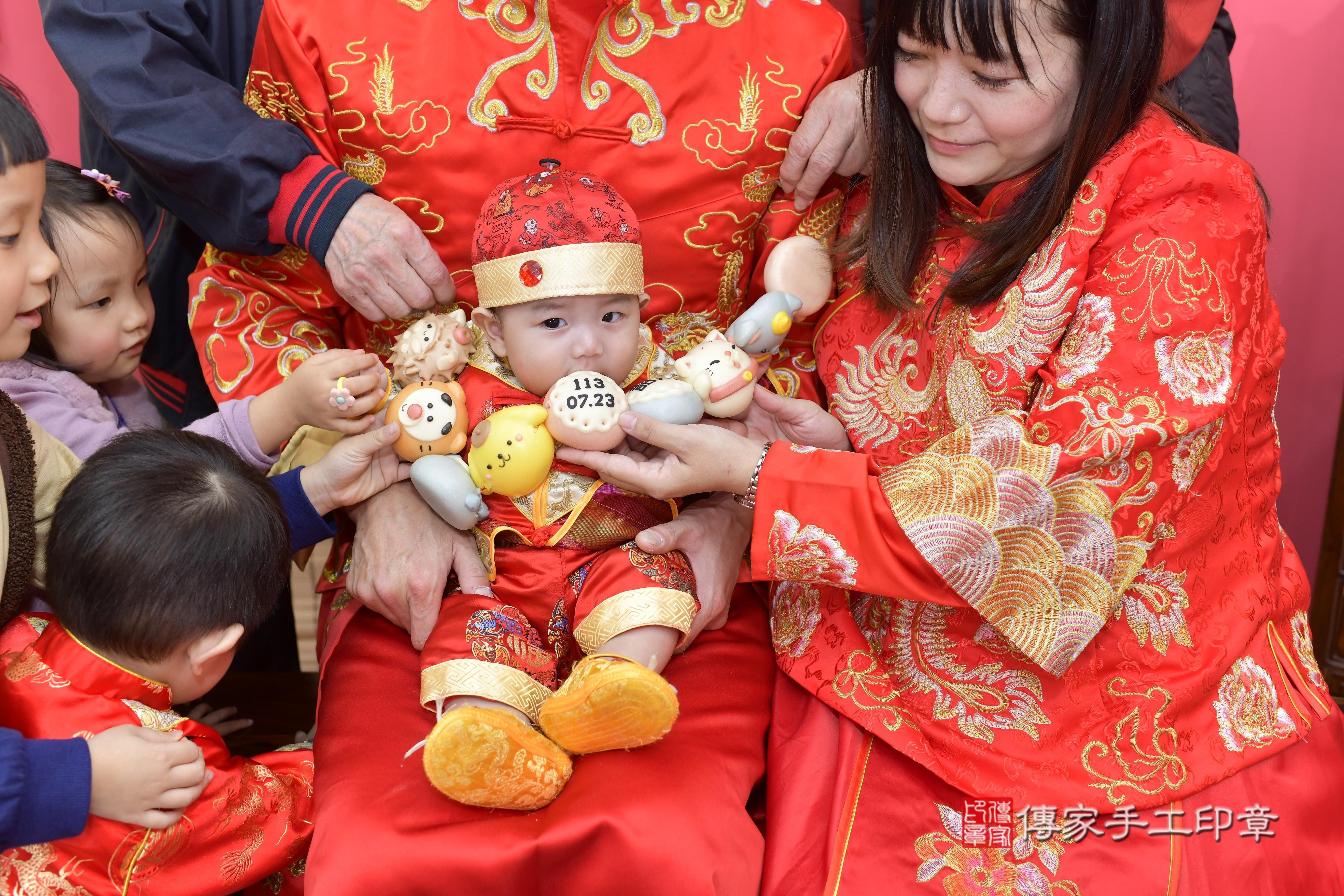 傳家手工印章新竹店、抓周、度脺、中國風會場、傳家嬰兒古禮、吉祥話、抓周道具物品24種、拍照。抓周證書。寶寶抓周、滿周歲、生日快樂、祝福 傳家手工印章新竹店、抓周、度脺、中國風會場、傳家嬰兒古禮、吉祥話、抓周道具物品24種、拍照。抓周證書。寶寶抓周、滿周歲、生日快樂、祝福