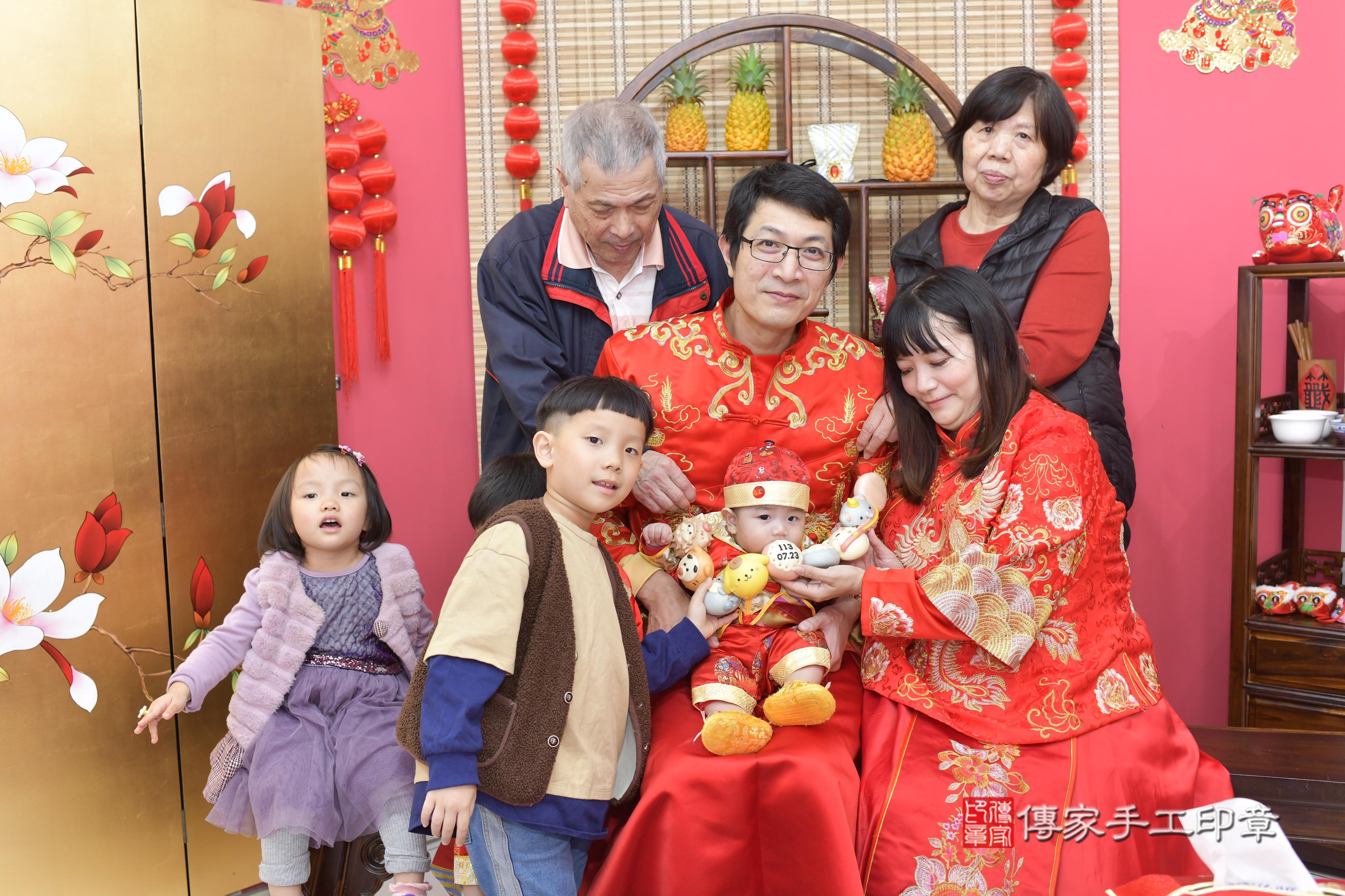 傳家手工印章新竹店、抓周、度脺、中國風會場、傳家嬰兒古禮、吉祥話、抓周道具物品24種、拍照。抓周證書。寶寶抓周、滿周歲、生日快樂、祝福 傳家手工印章新竹店、抓周、度脺、中國風會場、傳家嬰兒古禮、吉祥話、抓周道具物品24種、拍照。抓周證書。寶寶抓周、滿周歲、生日快樂、祝福