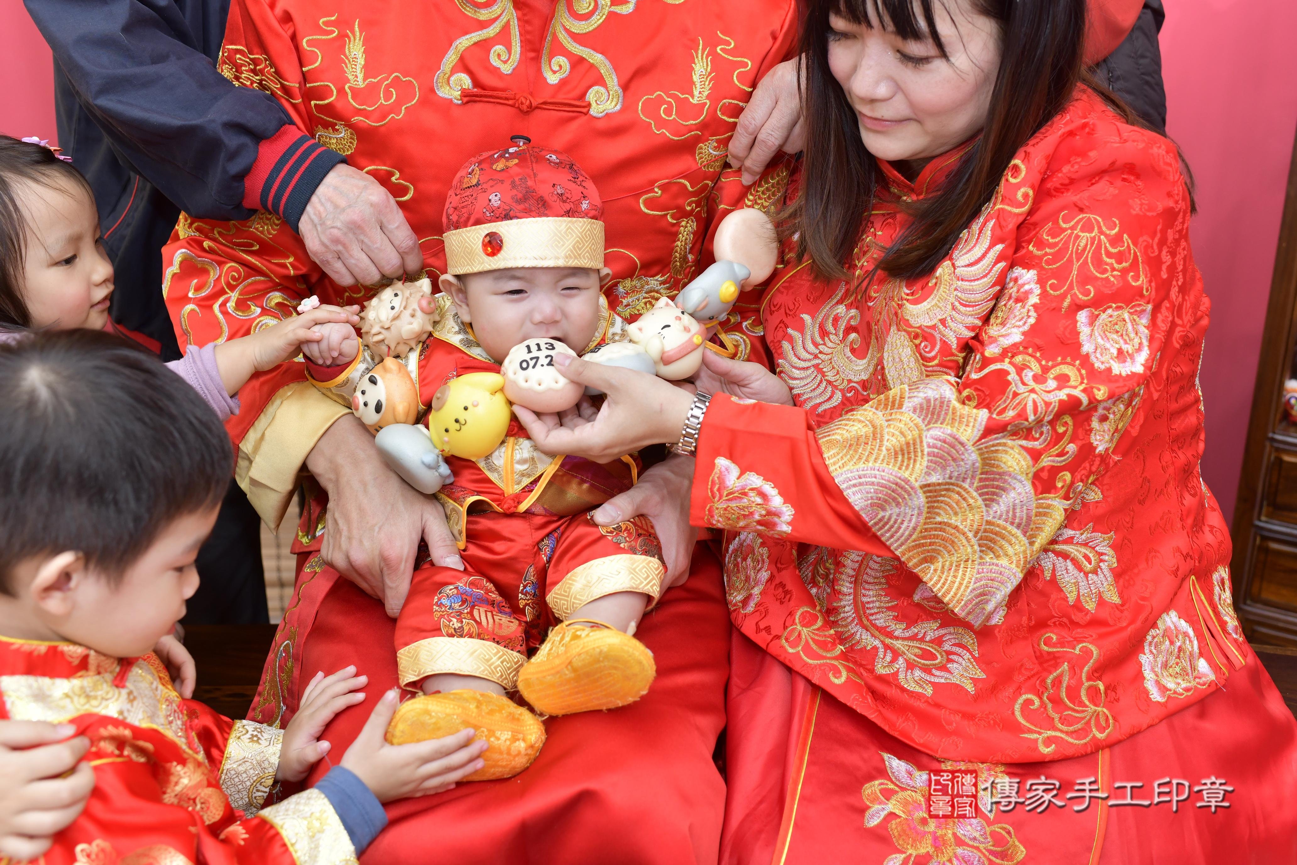 傳家手工印章新竹店、抓周、度脺、中國風會場、傳家嬰兒古禮、吉祥話、抓周道具物品24種、拍照。抓周證書。寶寶抓周、滿周歲、生日快樂、祝福 傳家手工印章新竹店、抓周、度脺、中國風會場、傳家嬰兒古禮、吉祥話、抓周道具物品24種、拍照。抓周證書。寶寶抓周、滿周歲、生日快樂、祝福