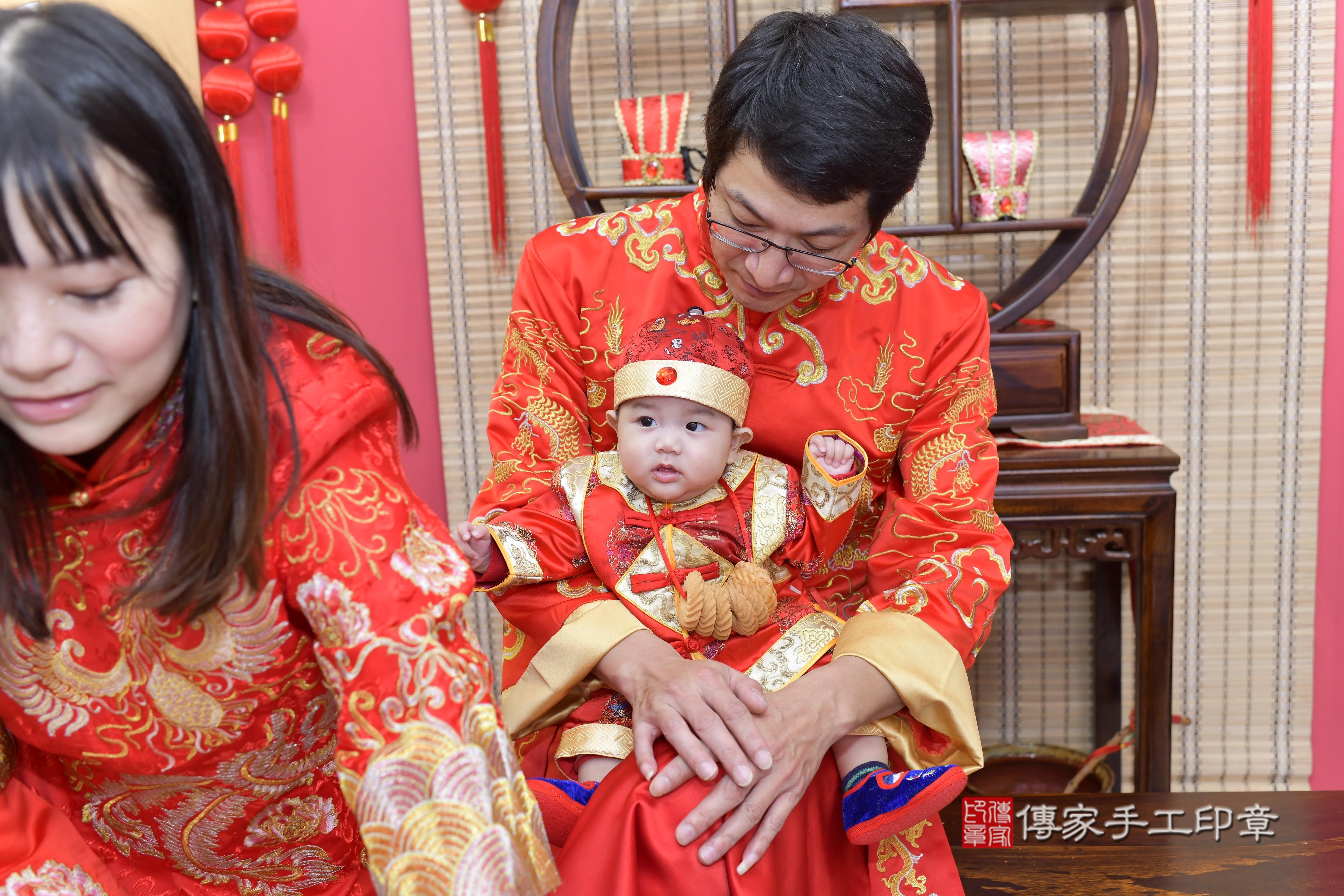 傳家手工印章新竹店、抓周、度脺、中國風會場、傳家嬰兒古禮、吉祥話、抓周道具物品24種、拍照。抓周證書。寶寶抓周、滿周歲、生日快樂、祝福 傳家手工印章新竹店、抓周、度脺、中國風會場、傳家嬰兒古禮、吉祥話、抓周道具物品24種、拍照。抓周證書。寶寶抓周、滿周歲、生日快樂、祝福