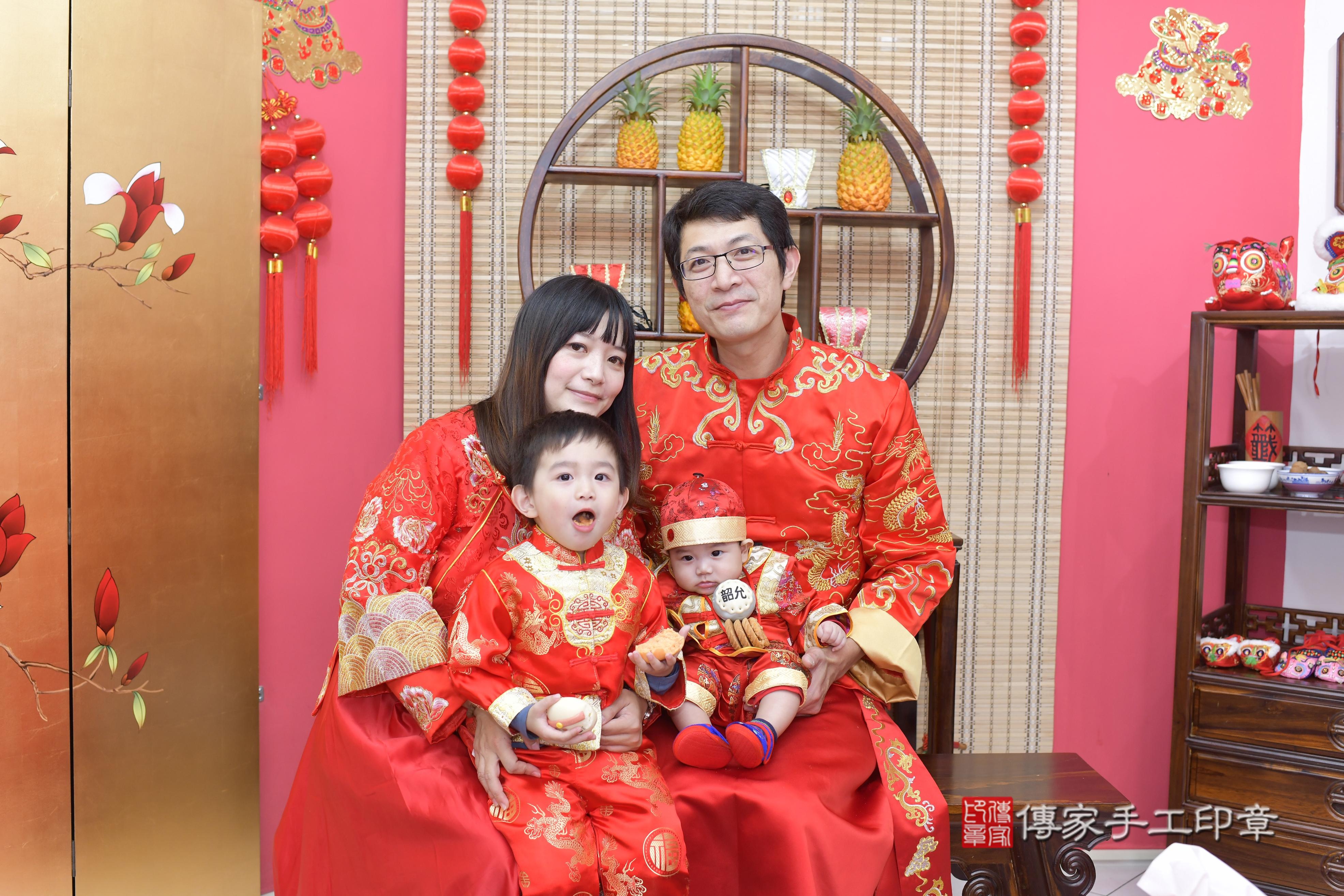 傳家手工印章新竹店、抓周、度脺、中國風會場、傳家嬰兒古禮、吉祥話、抓周道具物品24種、拍照。抓周證書。寶寶抓周、滿周歲、生日快樂、祝福 傳家手工印章新竹店、抓周、度脺、中國風會場、傳家嬰兒古禮、吉祥話、抓周道具物品24種、拍照。抓周證書。寶寶抓周、滿周歲、生日快樂、祝福