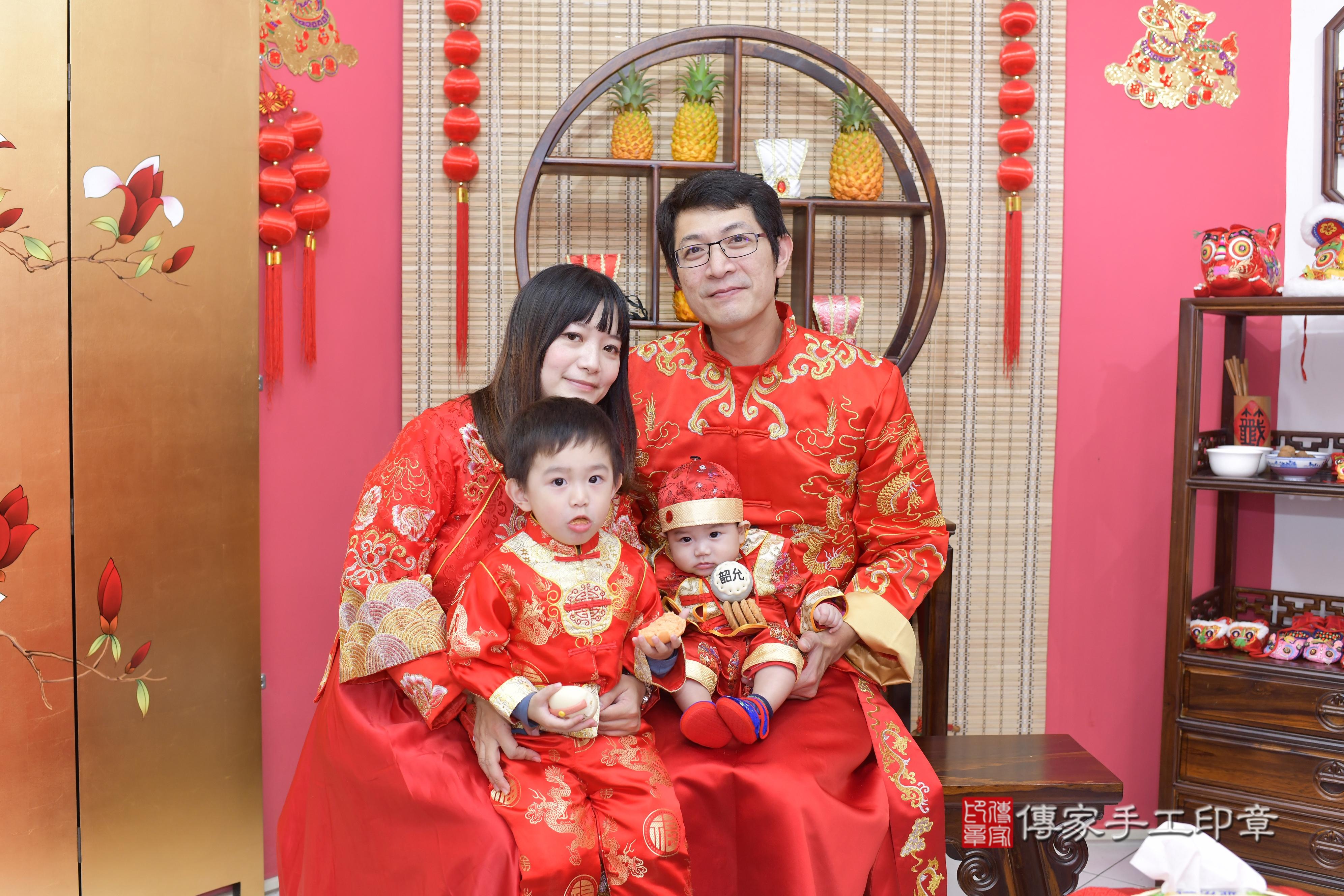 傳家手工印章新竹店、抓周、度脺、中國風會場、傳家嬰兒古禮、吉祥話、抓周道具物品24種、拍照。抓周證書。寶寶抓周、滿周歲、生日快樂、祝福 傳家手工印章新竹店、抓周、度脺、中國風會場、傳家嬰兒古禮、吉祥話、抓周道具物品24種、拍照。抓周證書。寶寶抓周、滿周歲、生日快樂、祝福