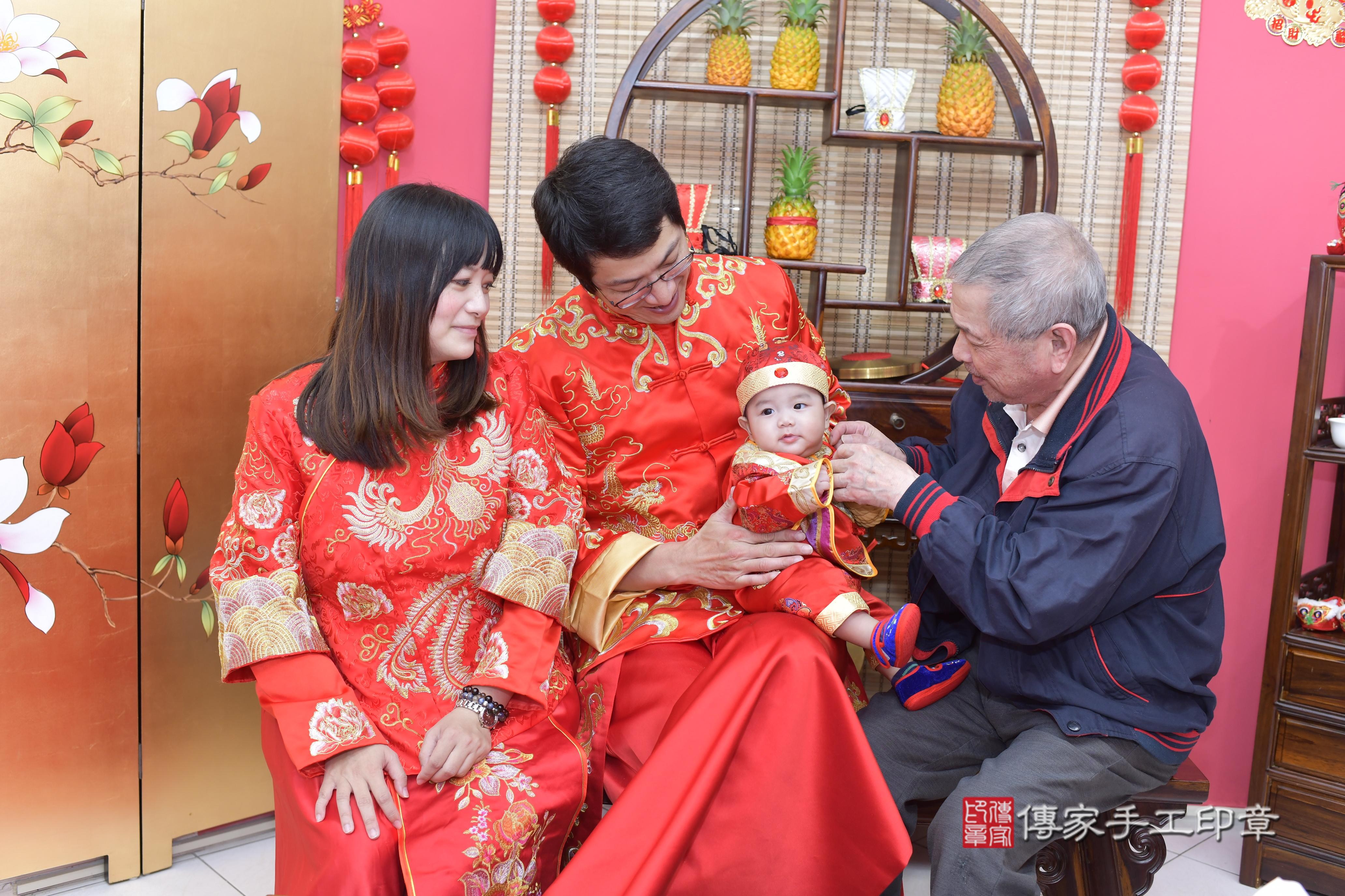 傳家手工印章新竹店、抓周、度脺、中國風會場、傳家嬰兒古禮、吉祥話、抓周道具物品24種、拍照。抓周證書。寶寶抓周、滿周歲、生日快樂、祝福 傳家手工印章新竹店、抓周、度脺、中國風會場、傳家嬰兒古禮、吉祥話、抓周道具物品24種、拍照。抓周證書。寶寶抓周、滿周歲、生日快樂、祝福