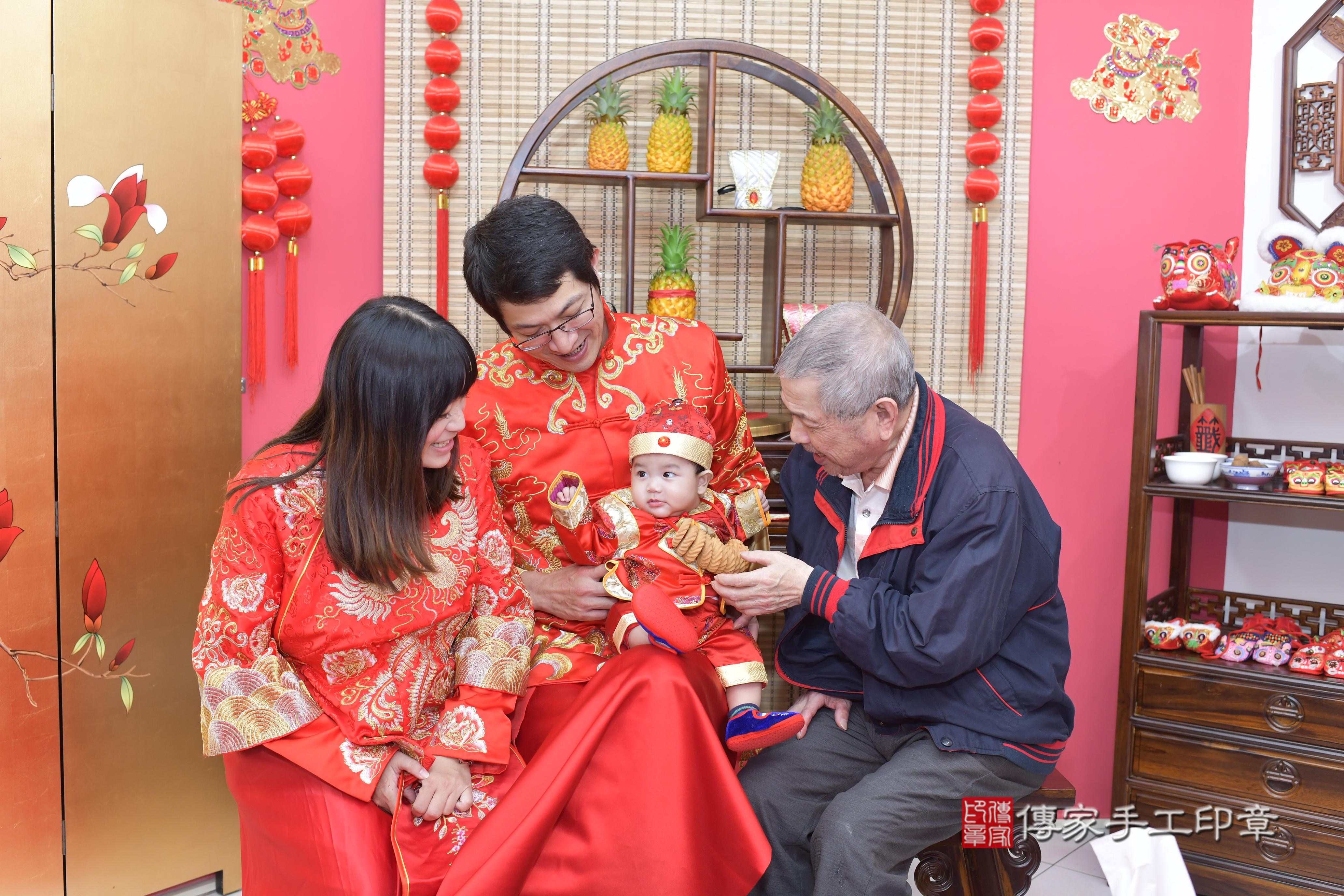 一家人一起穿著一套刺繡精美的紅色唐裝,笑容甜美,萌態十足。 這樣的傳統服飾,不僅為儀式增添了文化色彩,也讓這一天的紀念照片更加生動。 一家人一起穿著一套刺繡精美的紅色唐裝,笑容甜美,萌態十足。 這樣的傳統服飾,不僅為儀式增添了文化色彩,也讓這一天的紀念照片更加生動。