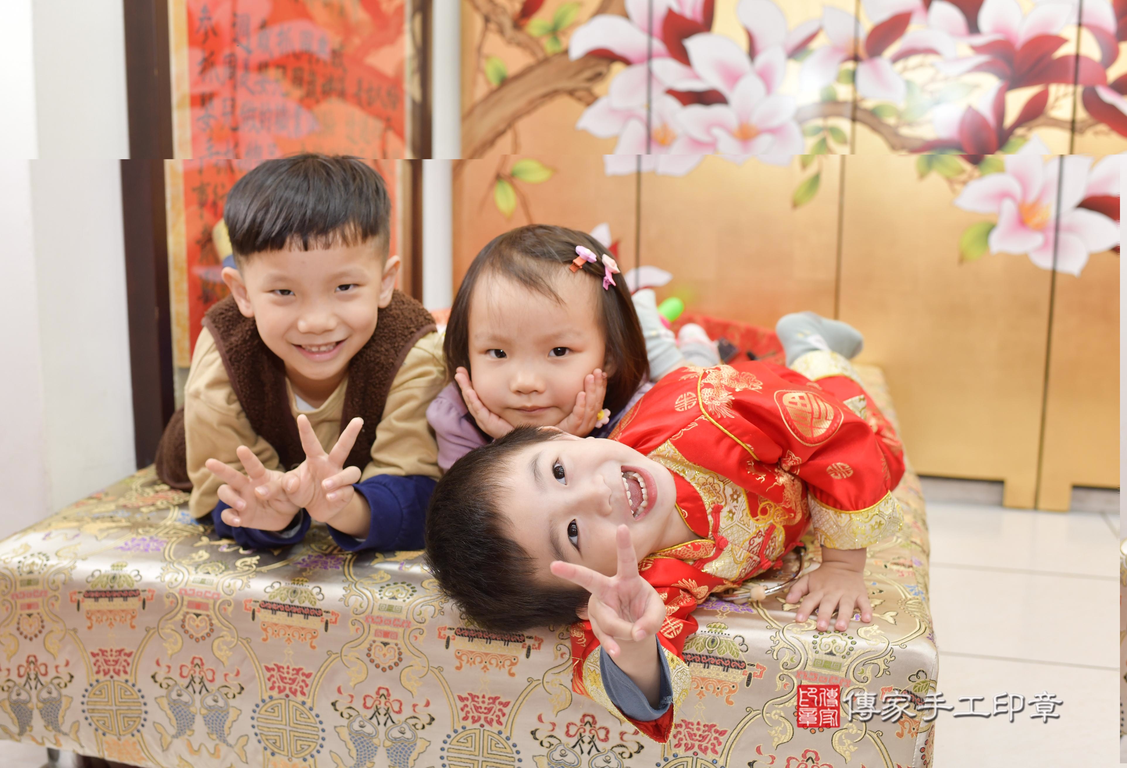 一家人一起穿著一套刺繡精美的紅色唐裝,笑容甜美,萌態十足。 這樣的傳統服飾,不僅為儀式增添了文化色彩,也讓這一天的紀念照片更加生動。 一家人一起穿著一套刺繡精美的紅色唐裝,笑容甜美,萌態十足。 這樣的傳統服飾,不僅為儀式增添了文化色彩,也讓這一天的紀念照片更加生動。