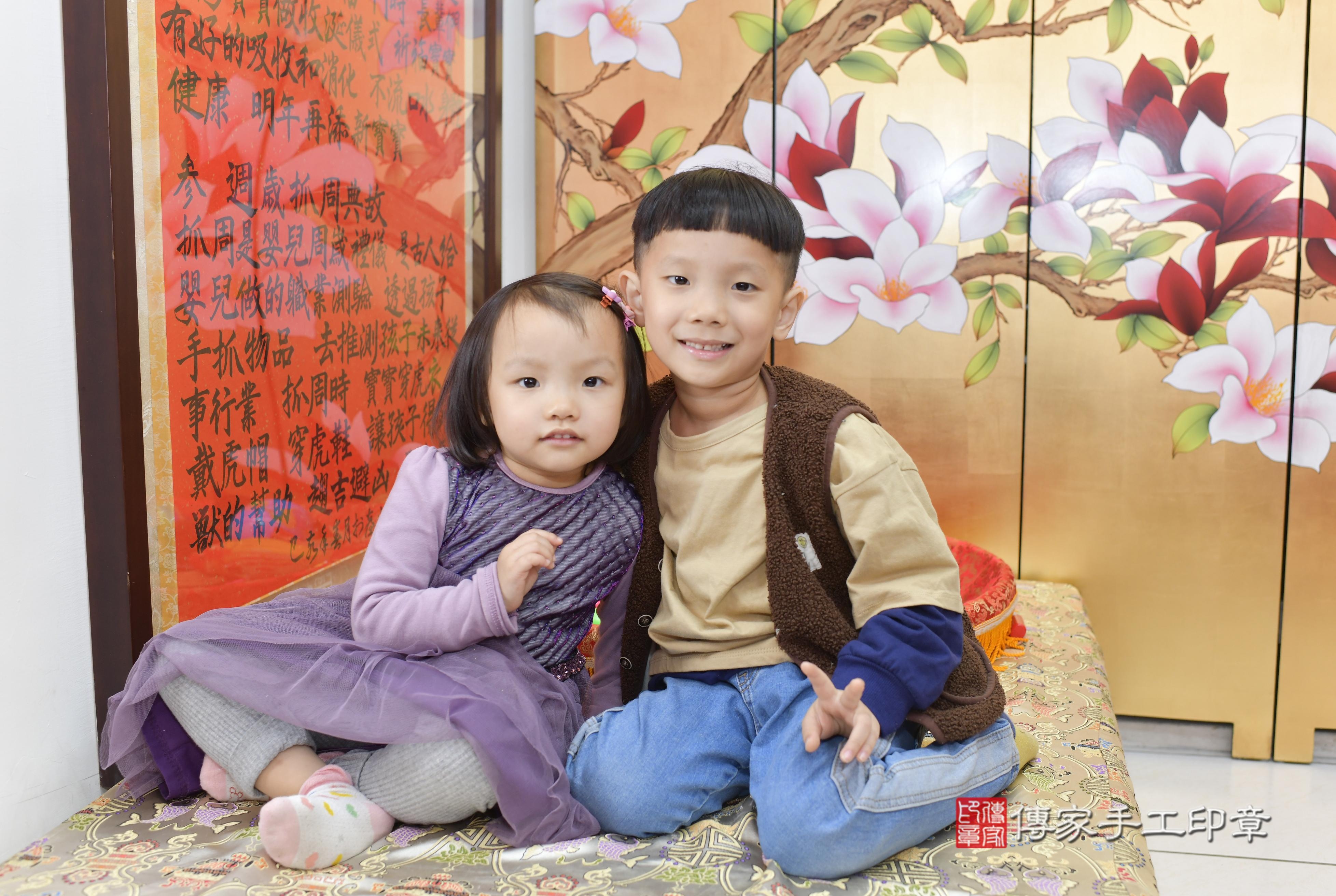 一家人一起穿著一套刺繡精美的紅色唐裝,笑容甜美,萌態十足。 這樣的傳統服飾,不僅為儀式增添了文化色彩,也讓這一天的紀念照片更加生動。 一家人一起穿著一套刺繡精美的紅色唐裝,笑容甜美,萌態十足。 這樣的傳統服飾,不僅為儀式增添了文化色彩,也讓這一天的紀念照片更加生動。