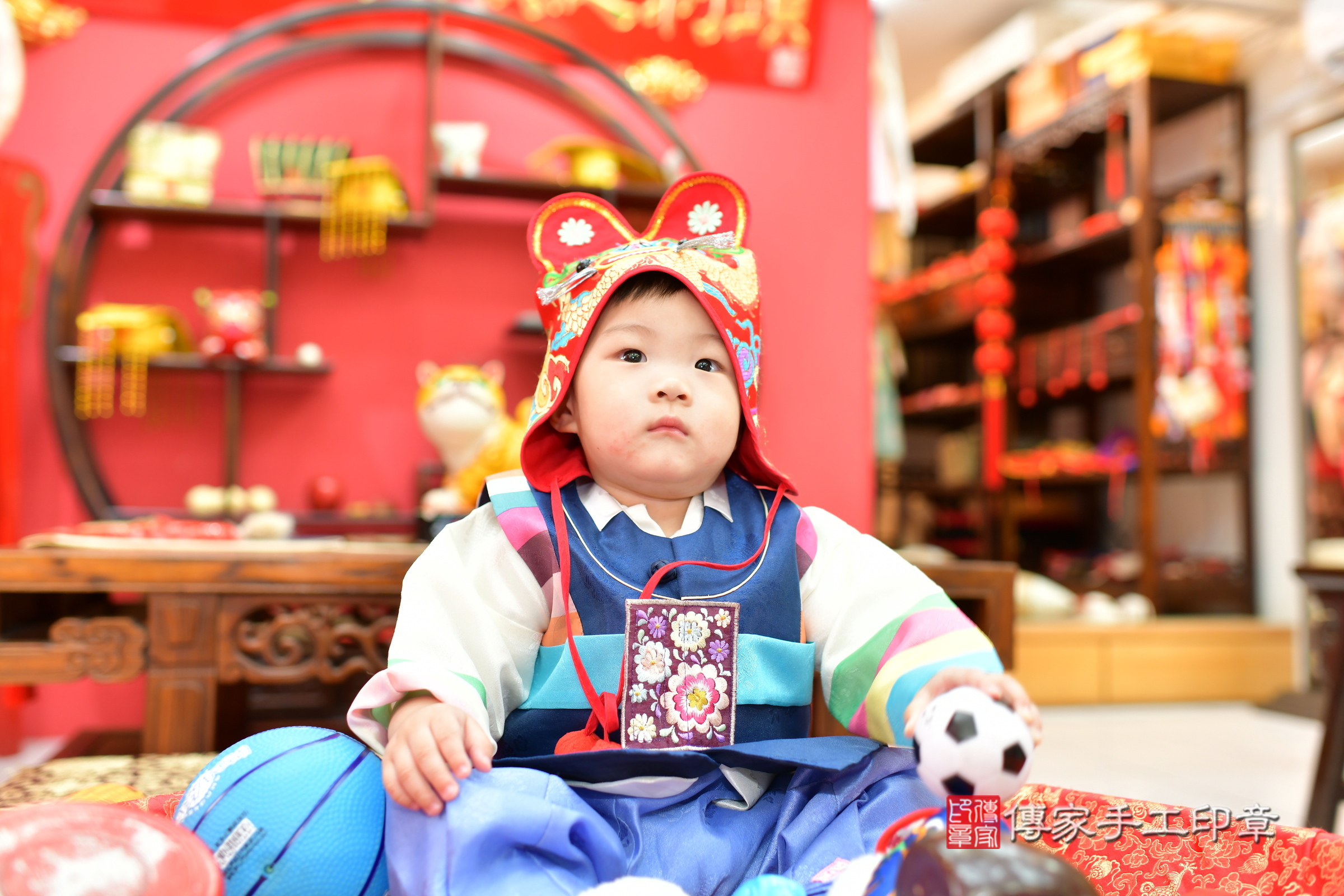 台中市北區小錀寶寶抓周推薦：傳家台中店抓周度脺中國風會場，嬰兒古禮抓周流程儀式吉祥話、抓周道具物品24種、拍照。抓周證書。2024.11.2，照片1