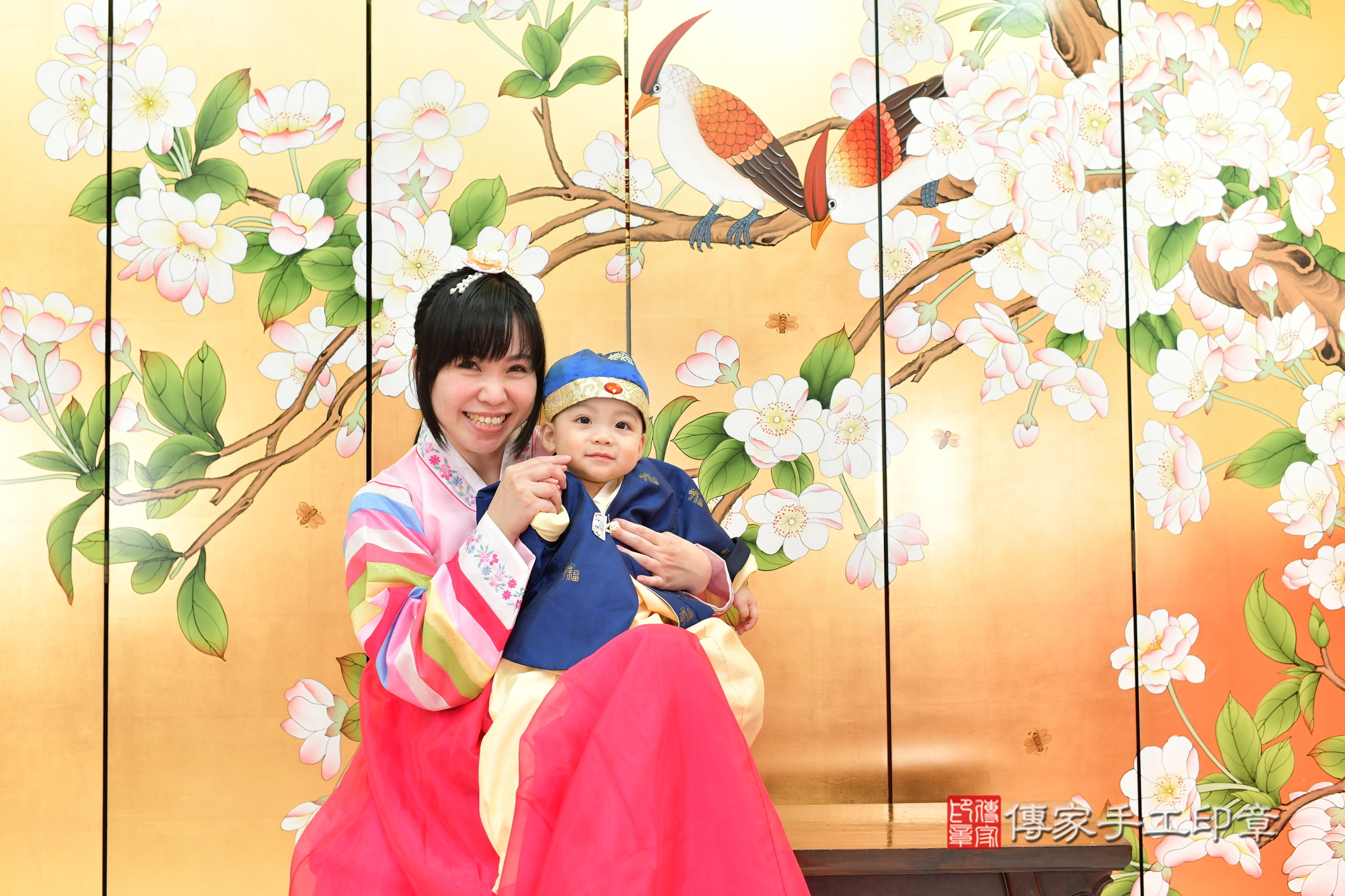 台中市北區鈞鈞寶寶抓周推薦:傳家台中店抓周度脺中國風會場,嬰兒古禮抓周流程儀式吉祥話、抓周道具物品24種、拍照。抓周證書。2024.11.13,照片2 台中市北區鈞鈞寶寶抓周推薦:傳家台中店抓周度脺中國風會場,嬰兒古禮抓周流程儀式吉祥話、抓周道具物品24種、拍照。抓周證書。2024.11.13,照片2