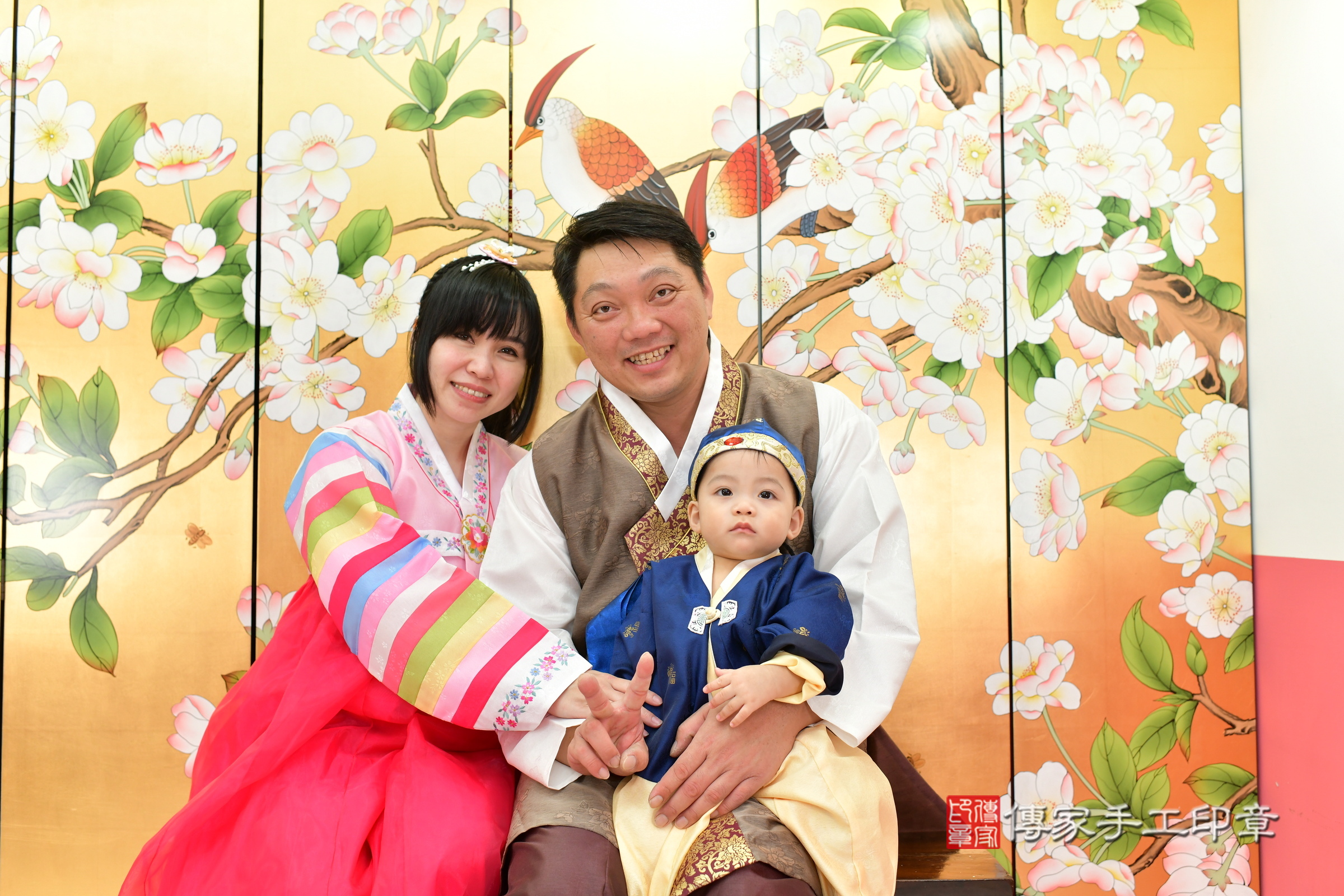 台中市北區鈞鈞寶寶抓周推薦：傳家台中店抓周度脺中國風會場，嬰兒古禮抓周流程儀式吉祥話、抓周道具物品24種、拍照。抓周證書。2024.11.13，照片1