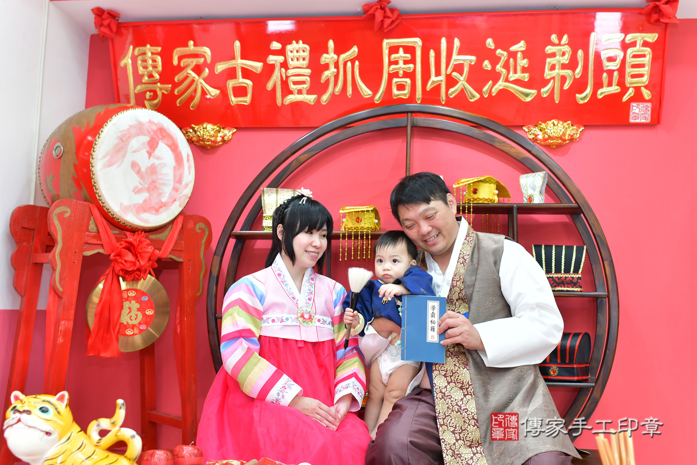 台中市北區鈞鈞寶寶抓周推薦:傳家台中店抓周度脺中國風會場,嬰兒古禮抓周流程儀式吉祥話、抓周道具物品24種、拍照。抓周證書。2024.11.13,照片23 台中市北區鈞鈞寶寶抓周推薦:傳家台中店抓周度脺中國風會場,嬰兒古禮抓周流程儀式吉祥話、抓周道具物品24種、拍照。抓周證書。2024.11.13,照片23