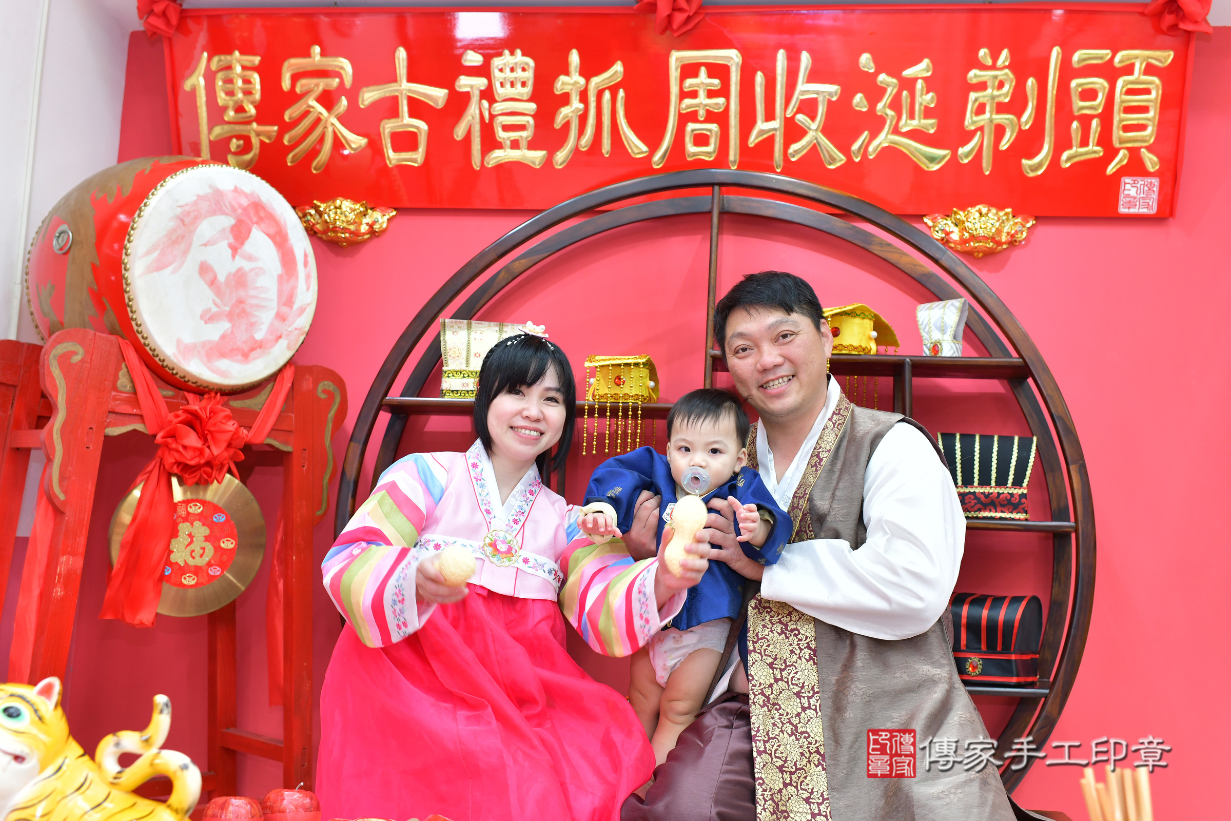 台中市北區鈞鈞寶寶抓周推薦:傳家台中店抓周度脺中國風會場,嬰兒古禮抓周流程儀式吉祥話、抓周道具物品24種、拍照。抓周證書。2024.11.13,照片22 台中市北區鈞鈞寶寶抓周推薦:傳家台中店抓周度脺中國風會場,嬰兒古禮抓周流程儀式吉祥話、抓周道具物品24種、拍照。抓周證書。2024.11.13,照片22