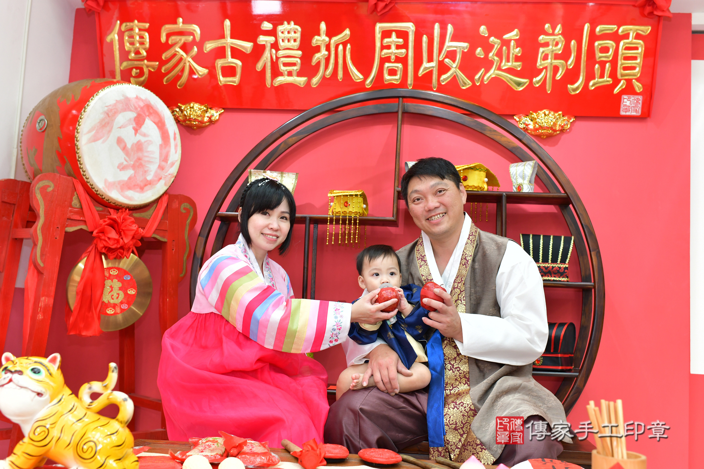 台中市北區鈞鈞寶寶抓周推薦:傳家台中店抓周度脺中國風會場,嬰兒古禮抓周流程儀式吉祥話、抓周道具物品24種、拍照。抓周證書。2024.11.13,照片21 台中市北區鈞鈞寶寶抓周推薦:傳家台中店抓周度脺中國風會場,嬰兒古禮抓周流程儀式吉祥話、抓周道具物品24種、拍照。抓周證書。2024.11.13,照片21