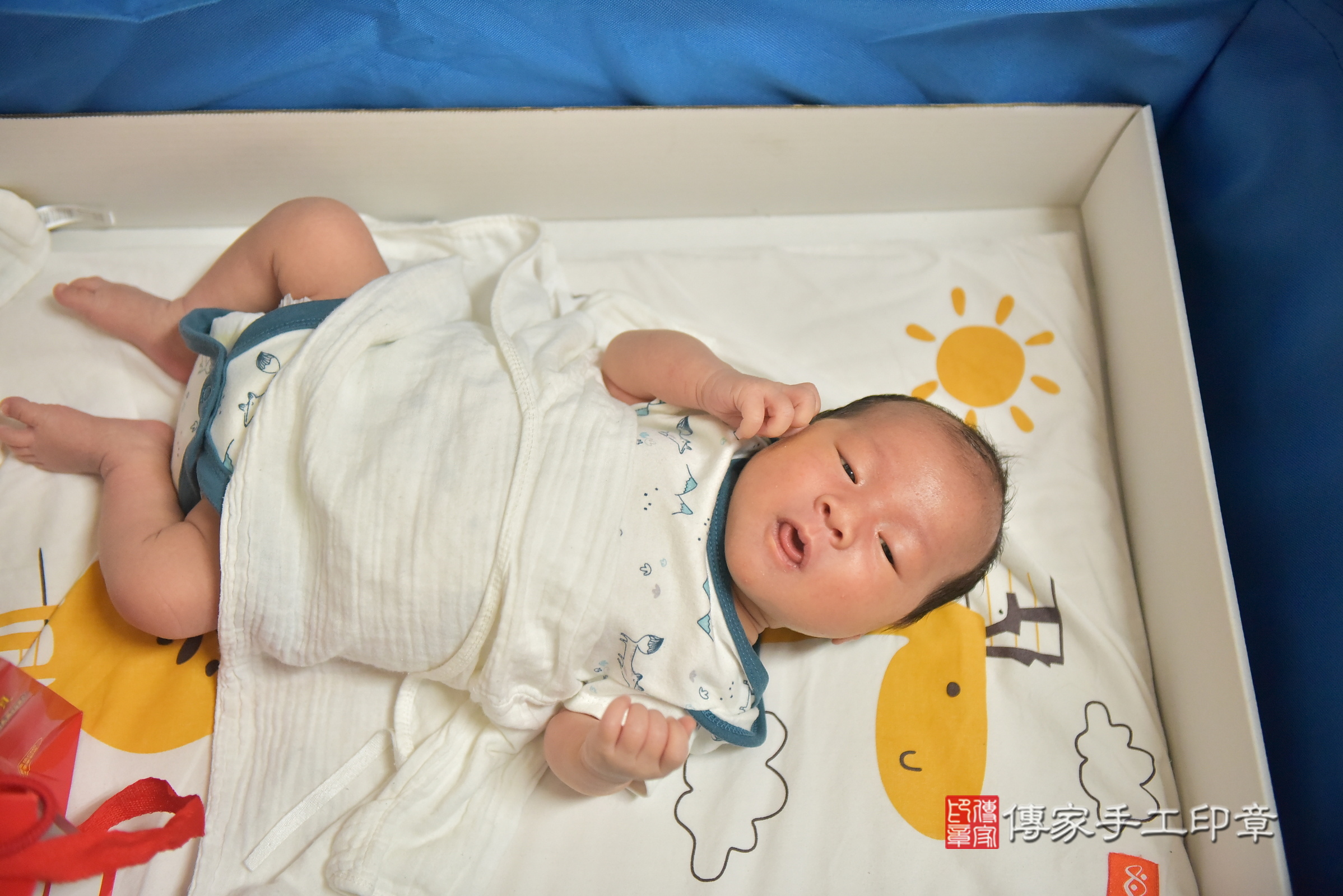 小寓寶寶(彰化縣和美鎮到府嬰兒小寓寶寶滿月剃頭理髮、到府嬰兒剃胎毛儀式吉祥話)。到府剃頭剃胎毛主持、專業拍照、證書。★購買「臍帶章、肚臍章、胎毛筆刷印章」贈送：剃頭、收涎、抓周，三選一。2024.11.3，照片1