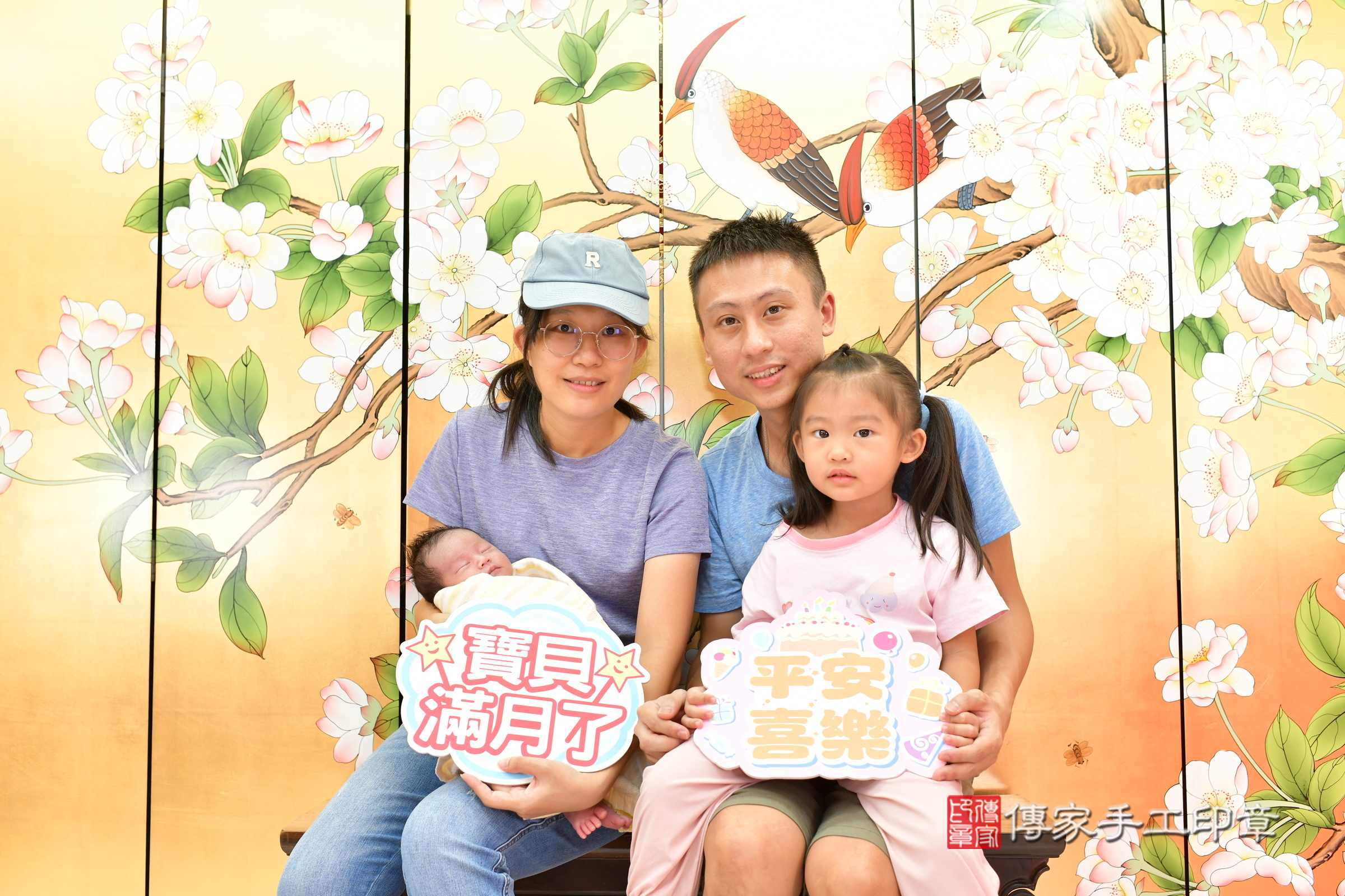 小雁寶寶(台中市北區嬰兒寶寶滿月剃頭理髮、嬰兒剃胎毛儀式吉祥話)。中國風會場，爸媽寶貝穿「日中韓」古裝禮服。專業拍照、證書。★購買「臍帶章、肚臍章、胎毛筆刷印章」贈送：剃頭、收涎、抓周，三選一。2024.11.9，照片1