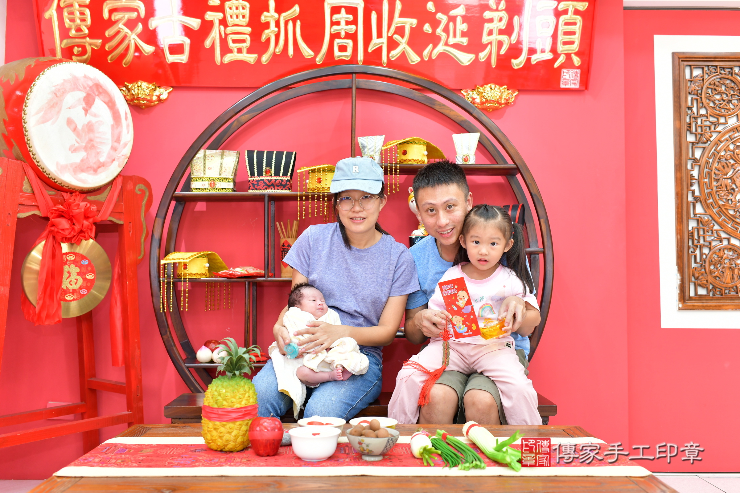 小雁寶寶(台中市北區嬰兒寶寶滿月剃頭理髮、嬰兒剃胎毛儀式吉祥話)。中國風會場，爸媽寶貝穿「日中韓」古裝禮服。專業拍照、證書。★購買「臍帶章、肚臍章、胎毛筆刷印章」贈送：剃頭、收涎、抓周，三選一。2024.11.9，照片9