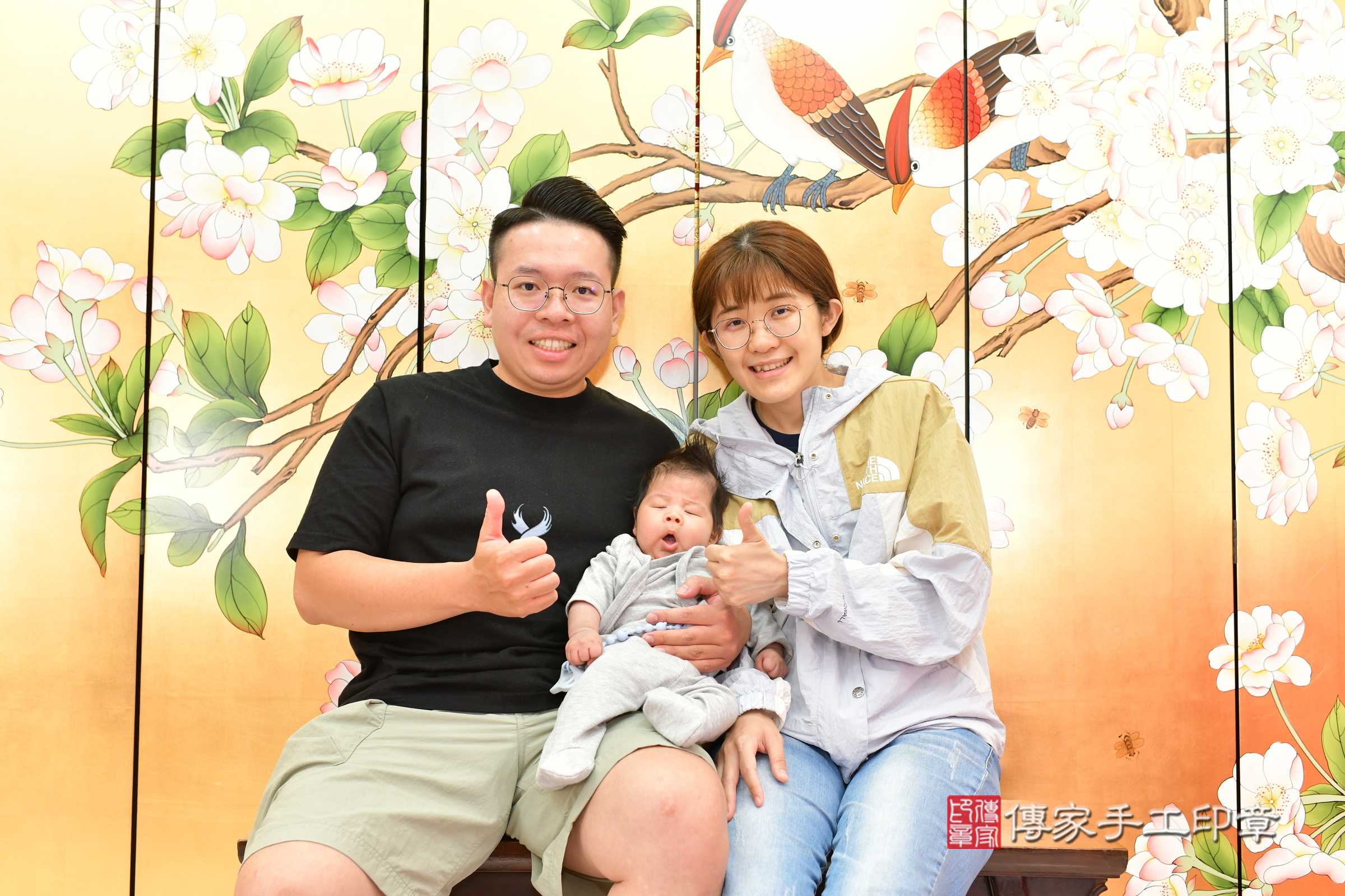 小言寶寶(台中市北區嬰兒寶寶滿月剃頭理髮、嬰兒剃胎毛儀式吉祥話)。中國風會場，爸媽寶貝穿「日中韓」古裝禮服。專業拍照、證書。★購買「臍帶章、肚臍章、胎毛筆刷印章」贈送：剃頭、收涎、抓周，三選一。2024.11.10，照片1