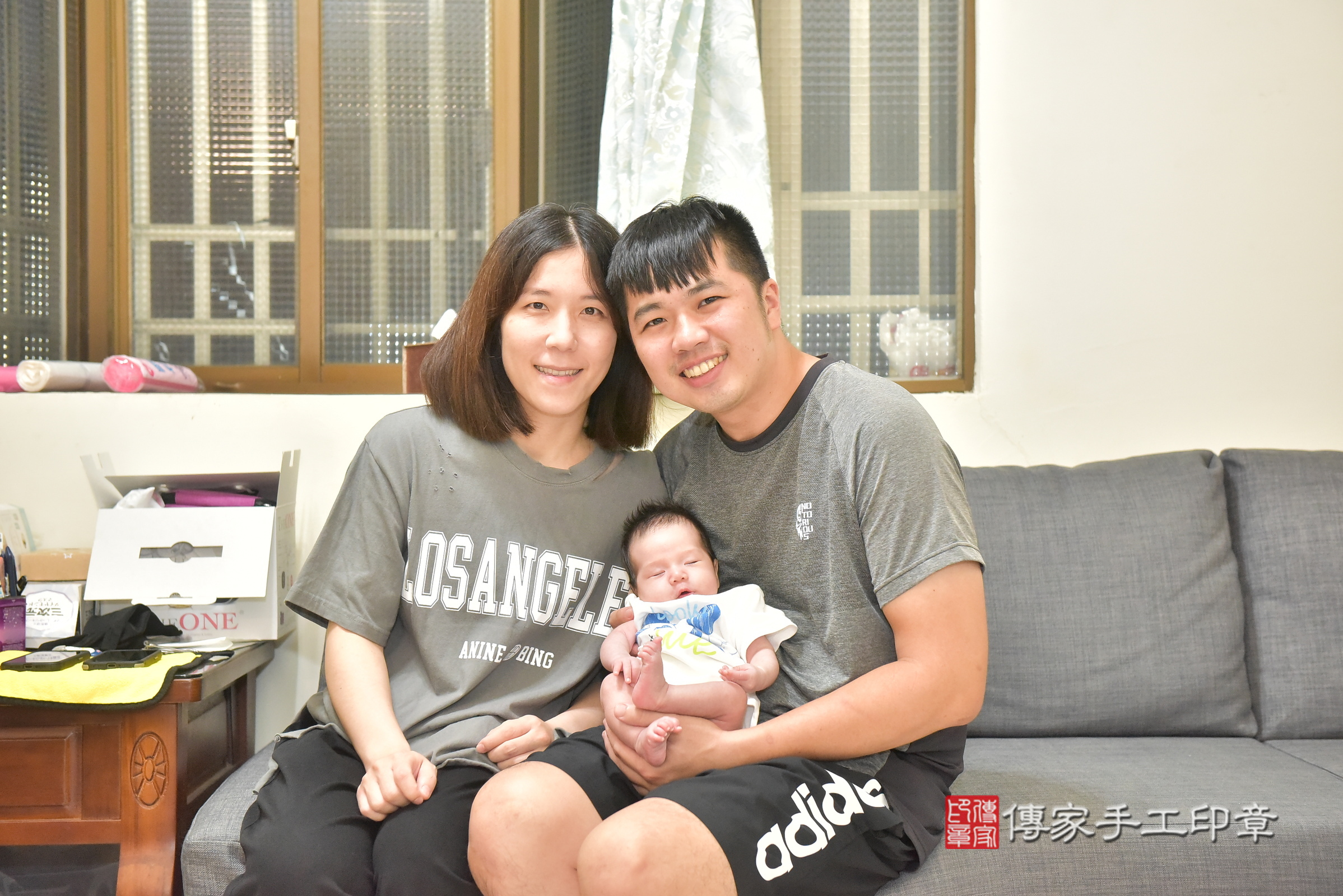 小伊寶寶(台中市大雅區到府嬰兒小伊寶寶滿月剃頭理髮、到府嬰兒剃胎毛儀式吉祥話)。到府剃頭剃胎毛主持、專業拍照、證書。★購買「臍帶章、肚臍章、胎毛筆刷印章」贈送：剃頭、收涎、抓周，三選一。2024.11.16，照片1