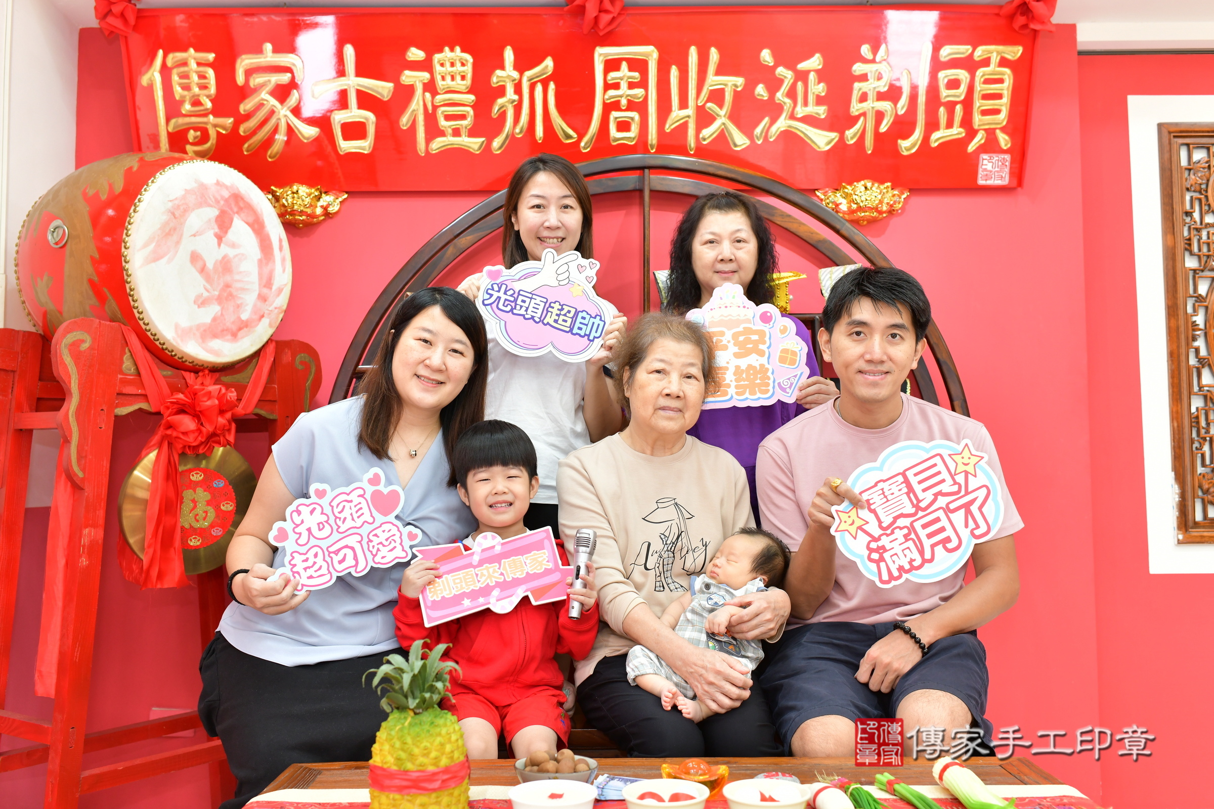 小譽寶寶(台中市北區嬰兒寶寶滿月剃頭理髮、嬰兒剃胎毛儀式吉祥話)。中國風會場，爸媽寶貝穿「日中韓」古裝禮服。專業拍照、證書。★購買「臍帶章、肚臍章、胎毛筆刷印章」贈送：剃頭、收涎、抓周，三選一。2024.11.16，照片1