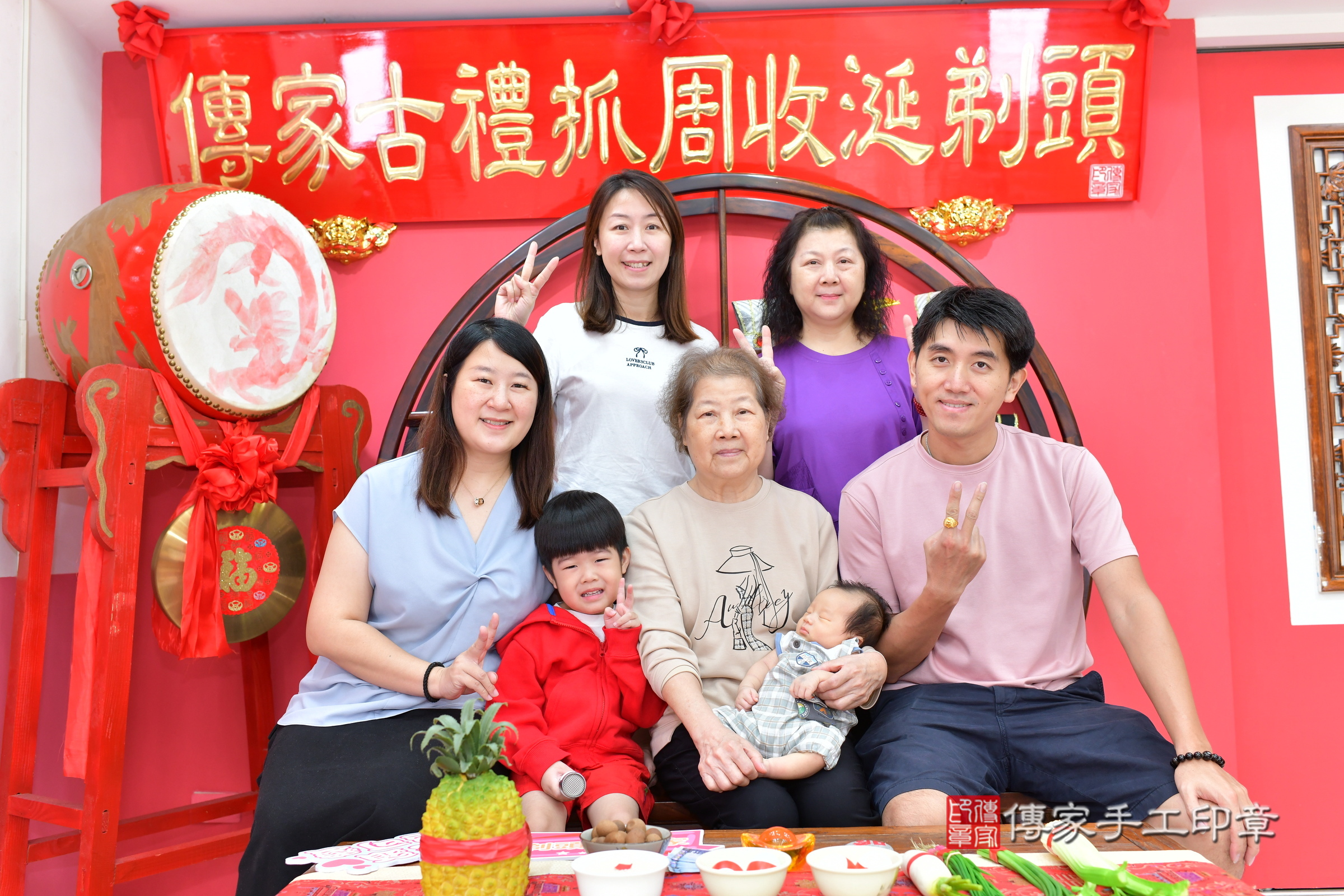 小譽寶寶(台中市北區嬰兒寶寶滿月剃頭理髮、嬰兒剃胎毛儀式吉祥話)。中國風會場，爸媽寶貝穿「日中韓」古裝禮服。專業拍照、證書。★購買「臍帶章、肚臍章、胎毛筆刷印章」贈送：剃頭、收涎、抓周，三選一。2024.11.16，照片2