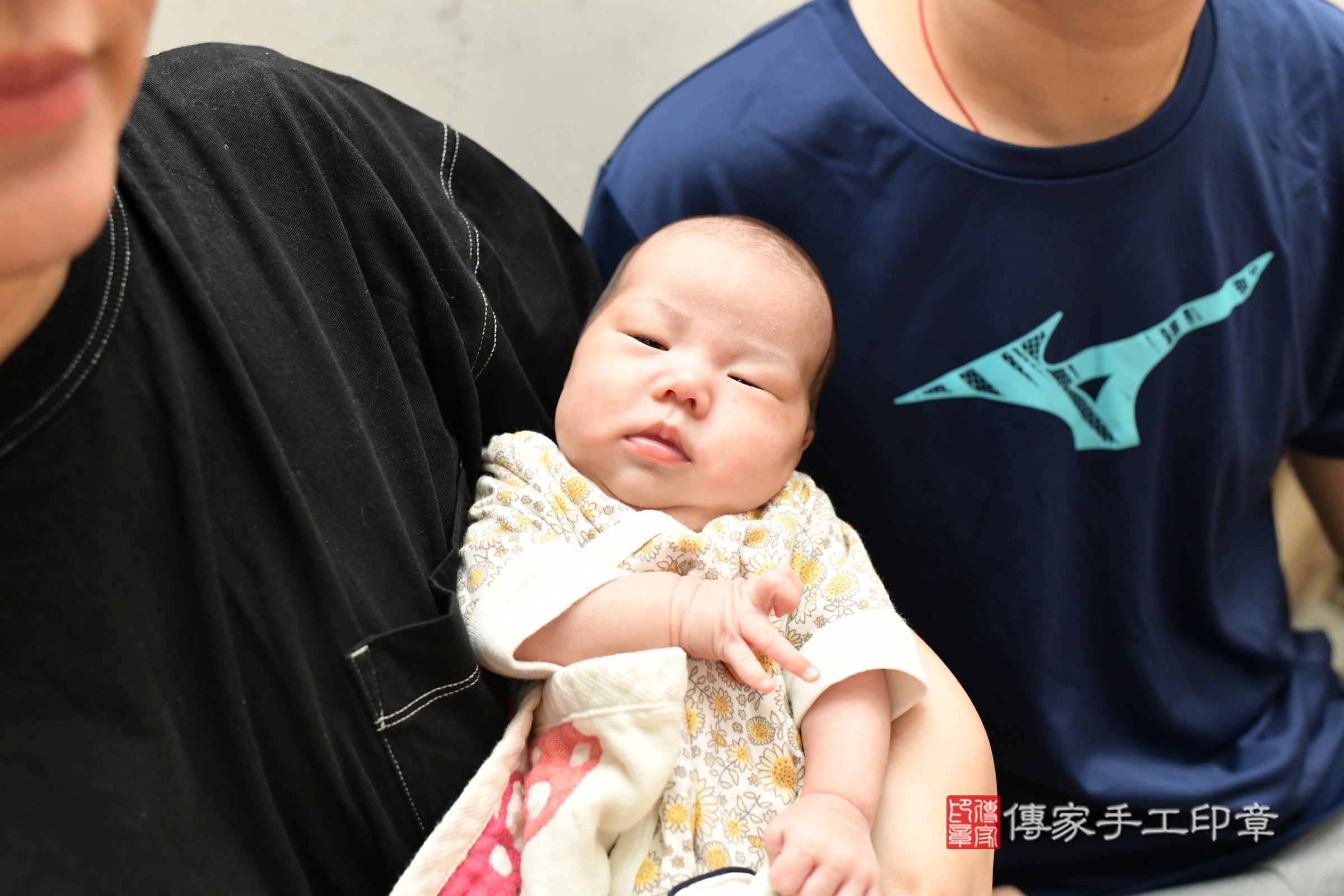 喬喬寶寶(台北市中山區到府嬰兒喬喬寶寶滿月剃頭理髮、到府嬰兒剃胎毛儀式吉祥話)。到府剃頭剃胎毛主持、專業拍照、證書。★購買「臍帶章、肚臍章、胎毛筆刷印章」贈送：剃頭、收涎、抓周，三選一。2024.12.6，照片1