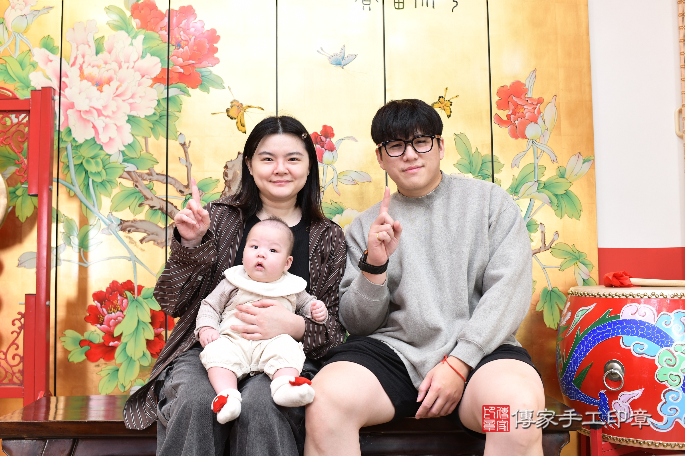 辰辰寶寶(台北市大同區嬰兒寶寶滿月剃頭理髮、嬰兒剃胎毛儀式吉祥話)。中國風會場，爸媽寶貝穿「日中韓」古裝禮服。專業拍照、證書。★購買「臍帶章、肚臍章、胎毛筆刷印章」贈送：剃頭、收涎、抓周，三選一。2024.12.7，照片1