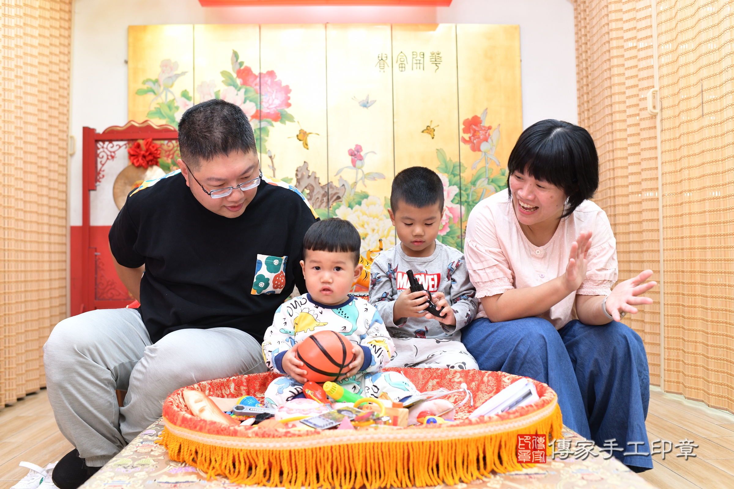 台北市大同區翔翔寶寶抓周推薦:傳家台北店抓周度脺中國風會場,嬰兒古禮抓周流程儀式吉祥話、抓周道具物品24種、拍照。抓周證書。2024.12.6,照片9 台北市大同區翔翔寶寶抓周推薦:傳家台北店抓周度脺中國風會場,嬰兒古禮抓周流程儀式吉祥話、抓周道具物品24種、拍照。抓周證書。2024.12.6,照片9