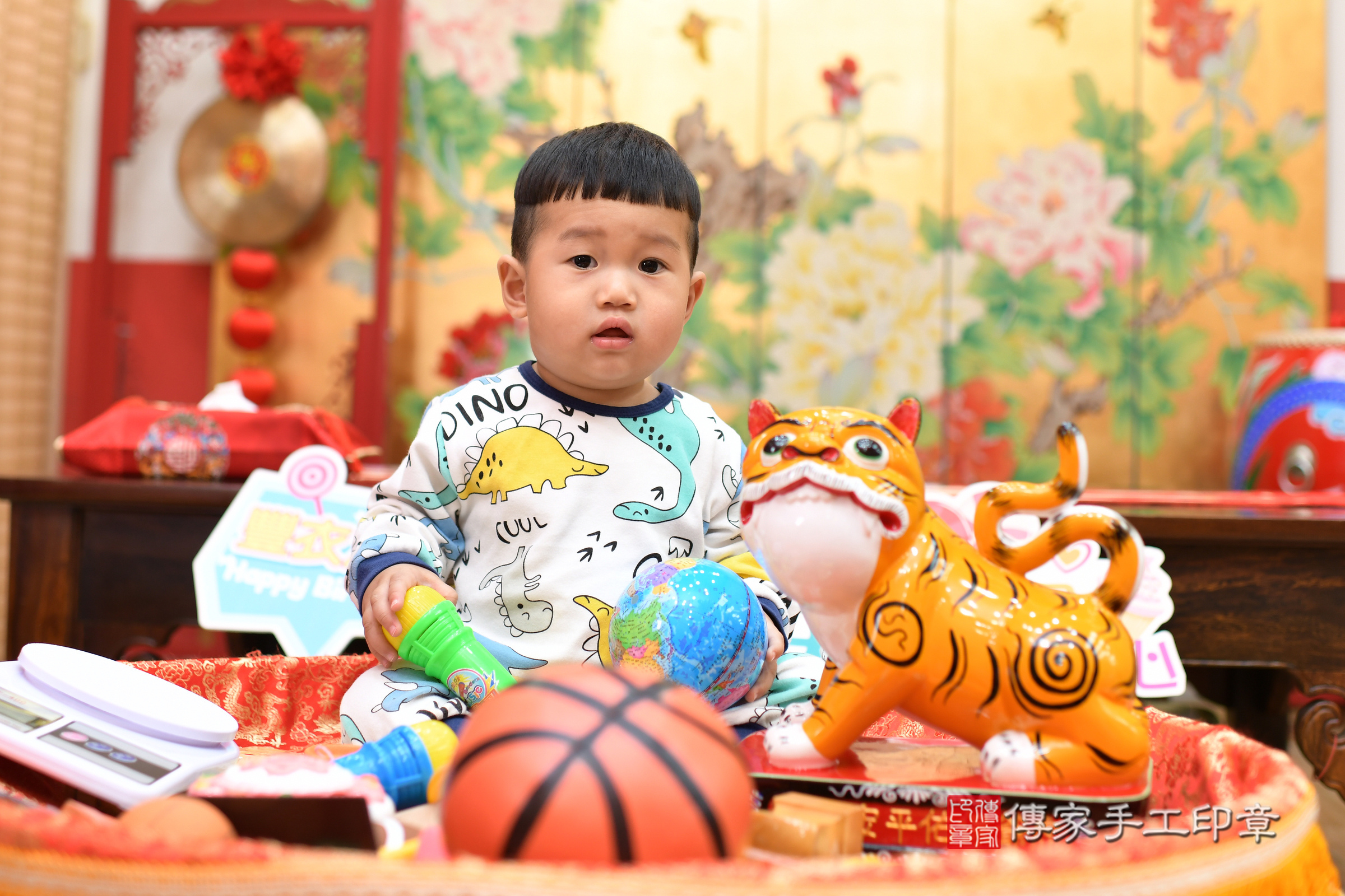 台北市大同區翔翔寶寶抓周推薦:傳家台北店抓周度脺中國風會場,嬰兒古禮抓周流程儀式吉祥話、抓周道具物品24種、拍照。抓周證書。2024.12.6,照片15 台北市大同區翔翔寶寶抓周推薦:傳家台北店抓周度脺中國風會場,嬰兒古禮抓周流程儀式吉祥話、抓周道具物品24種、拍照。抓周證書。2024.12.6,照片15