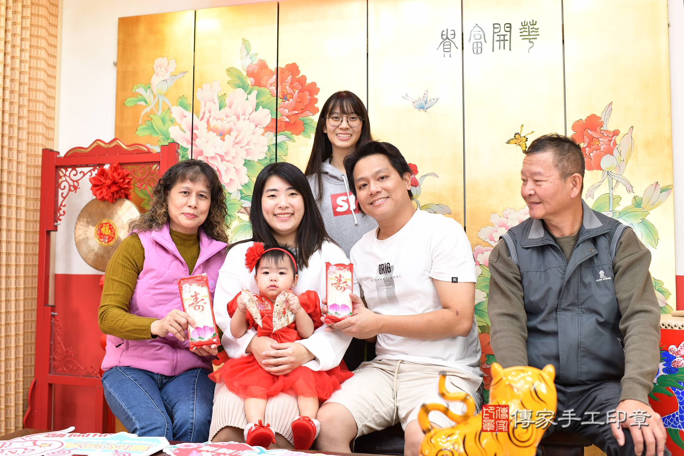 台北市大同區小嫻寶寶抓周推薦:傳家台北店抓周度脺中國風會場,嬰兒古禮抓周流程儀式吉祥話、抓周道具物品24種、拍照。抓周證書。2024.12.8,照片18 台北市大同區小嫻寶寶抓周推薦:傳家台北店抓周度脺中國風會場,嬰兒古禮抓周流程儀式吉祥話、抓周道具物品24種、拍照。抓周證書。2024.12.8,照片18