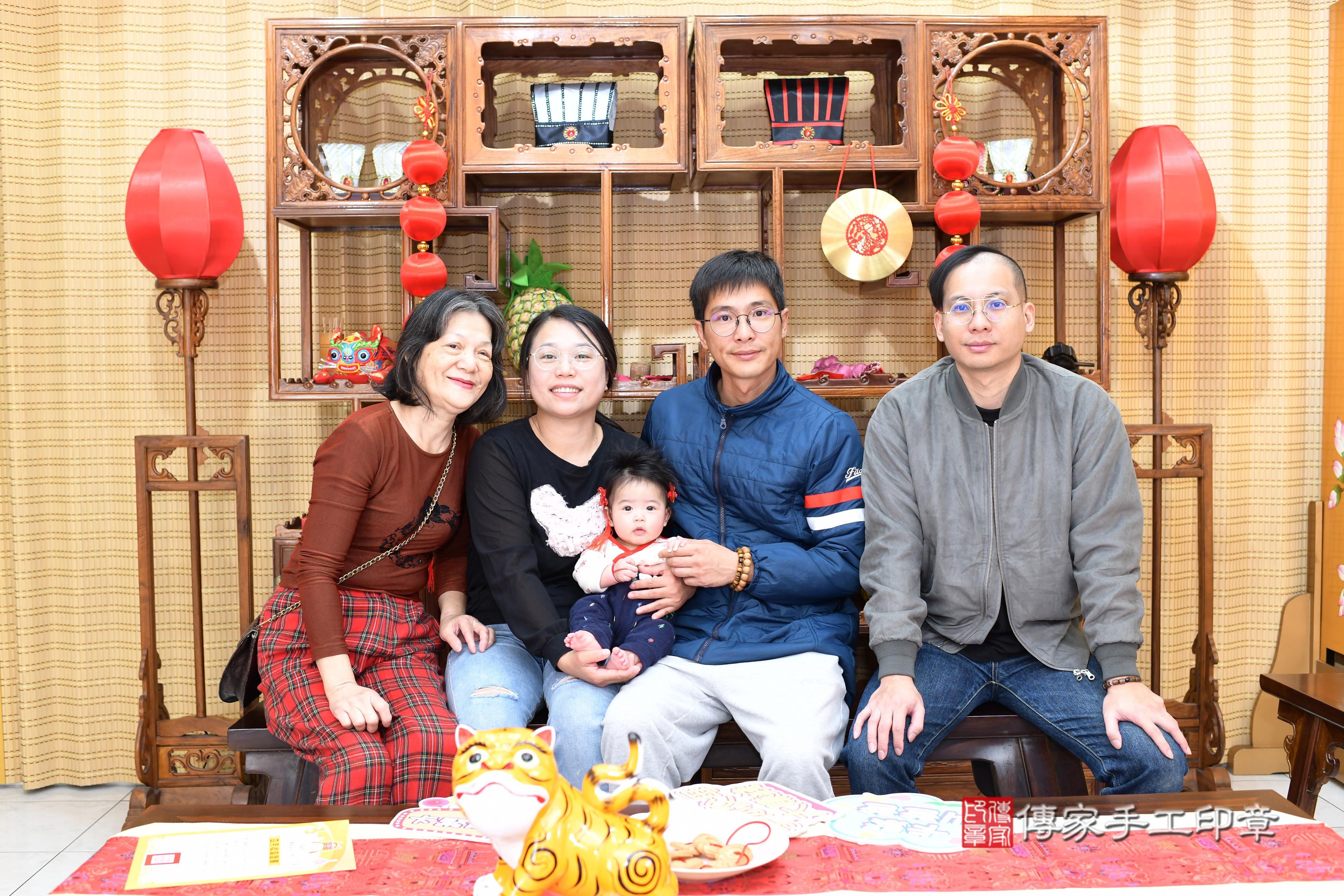 傳家手工印章台南店、抓周、度脺、中國風會場、傳家嬰兒古禮、吉祥話、抓周道具物品24種、拍照。抓周證書。寶寶抓周、滿周歲、生日快樂、祝福