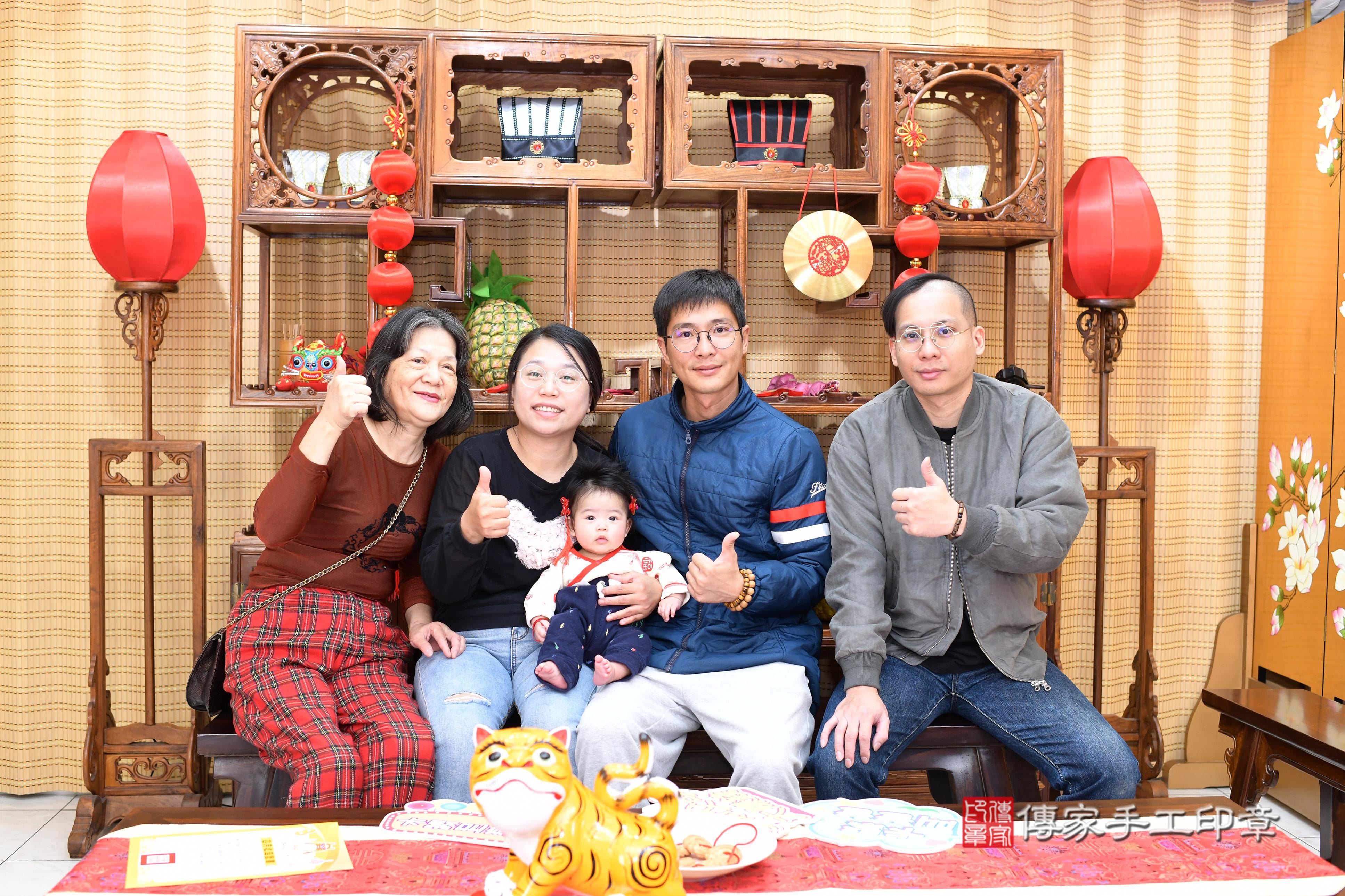 傳家手工印章台南店、抓周、度脺、中國風會場、傳家嬰兒古禮、吉祥話、抓周道具物品24種、拍照。抓周證書。寶寶抓周、滿周歲、生日快樂、祝福