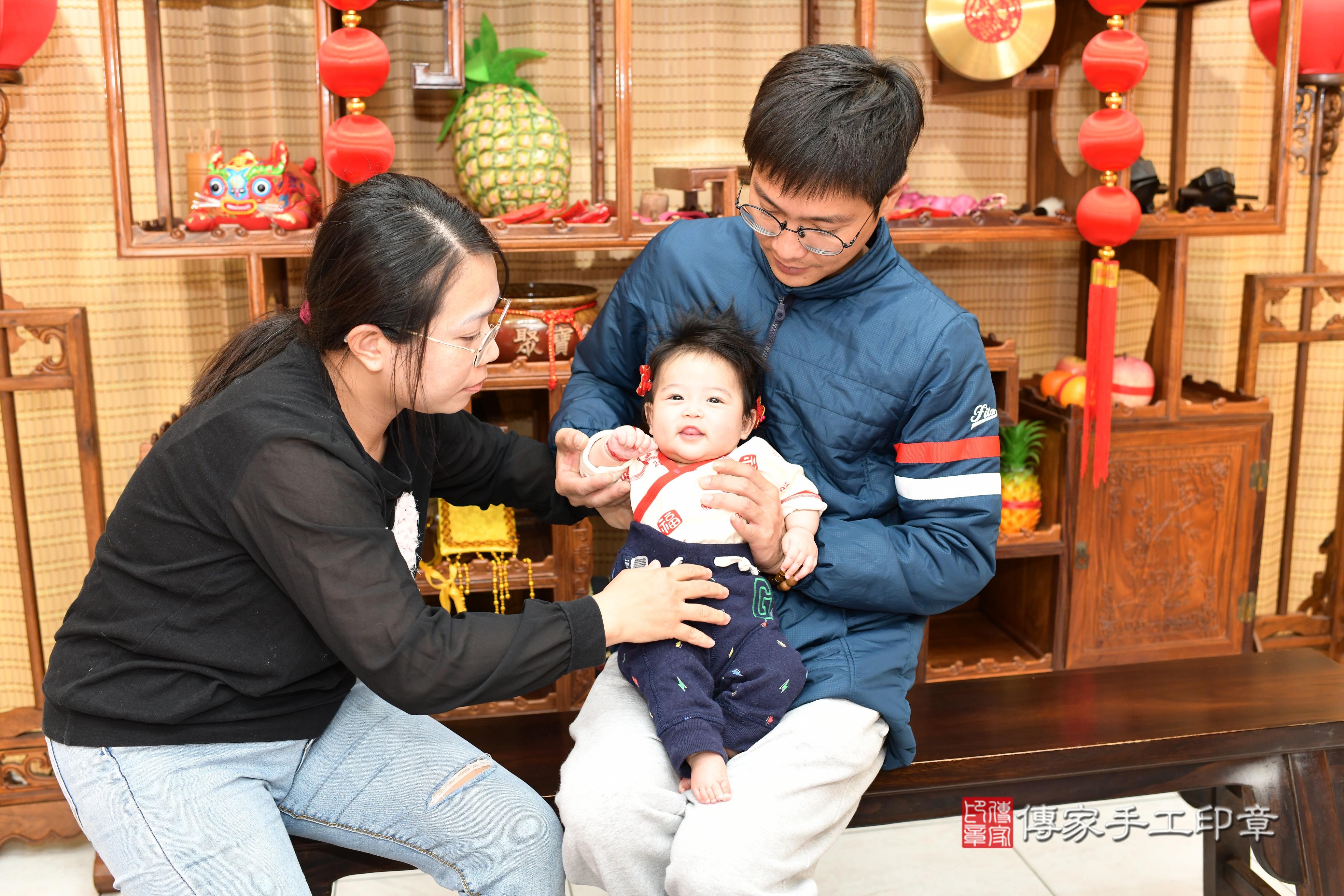 傳家手工印章台南店、抓周、度脺、中國風會場、傳家嬰兒古禮、吉祥話、抓周道具物品24種、拍照。抓周證書。寶寶抓周、滿周歲、生日快樂、祝福