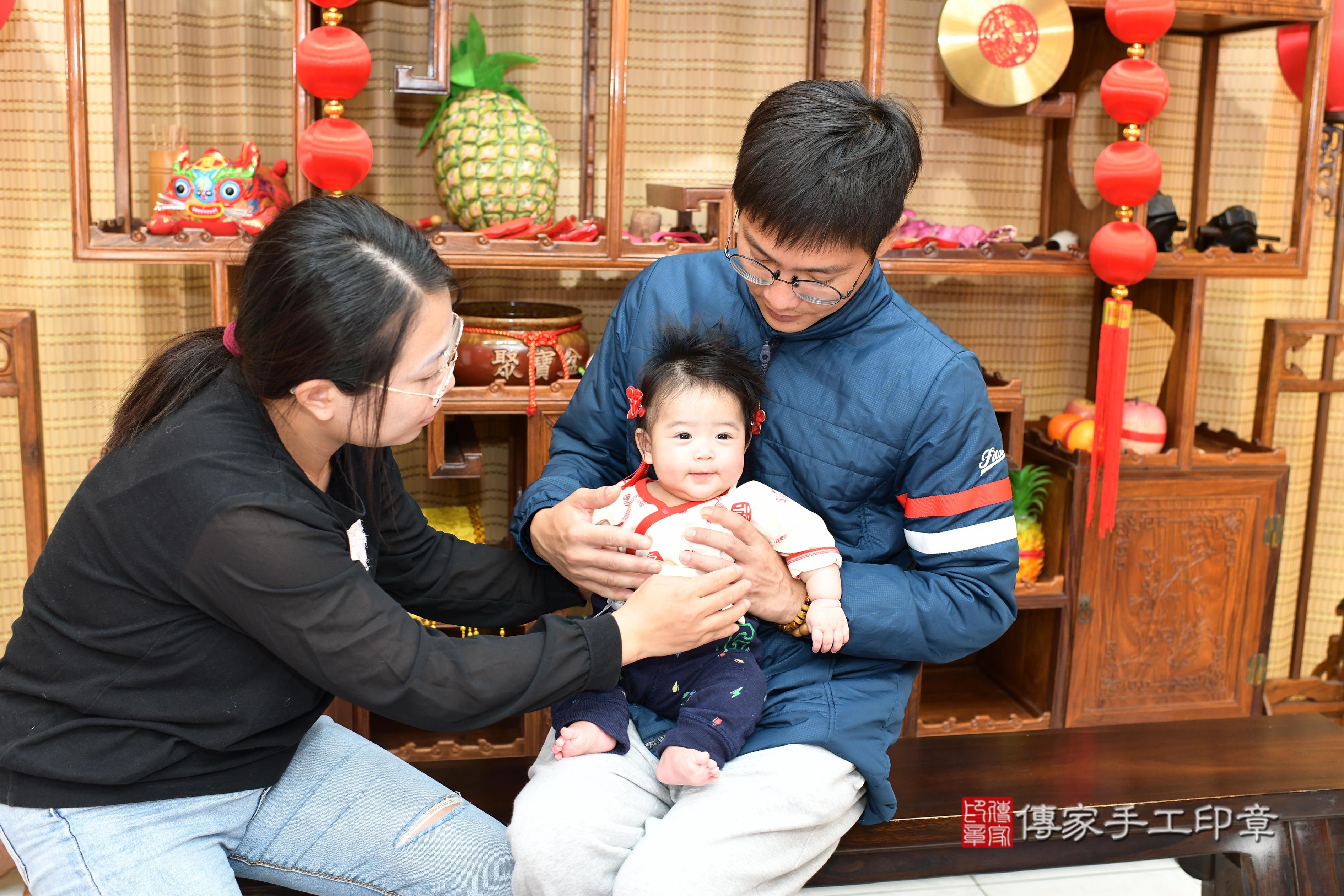 傳家手工印章台南店、抓周、度脺、中國風會場、傳家嬰兒古禮、吉祥話、抓周道具物品24種、拍照。抓周證書。寶寶抓周、滿周歲、生日快樂、祝福