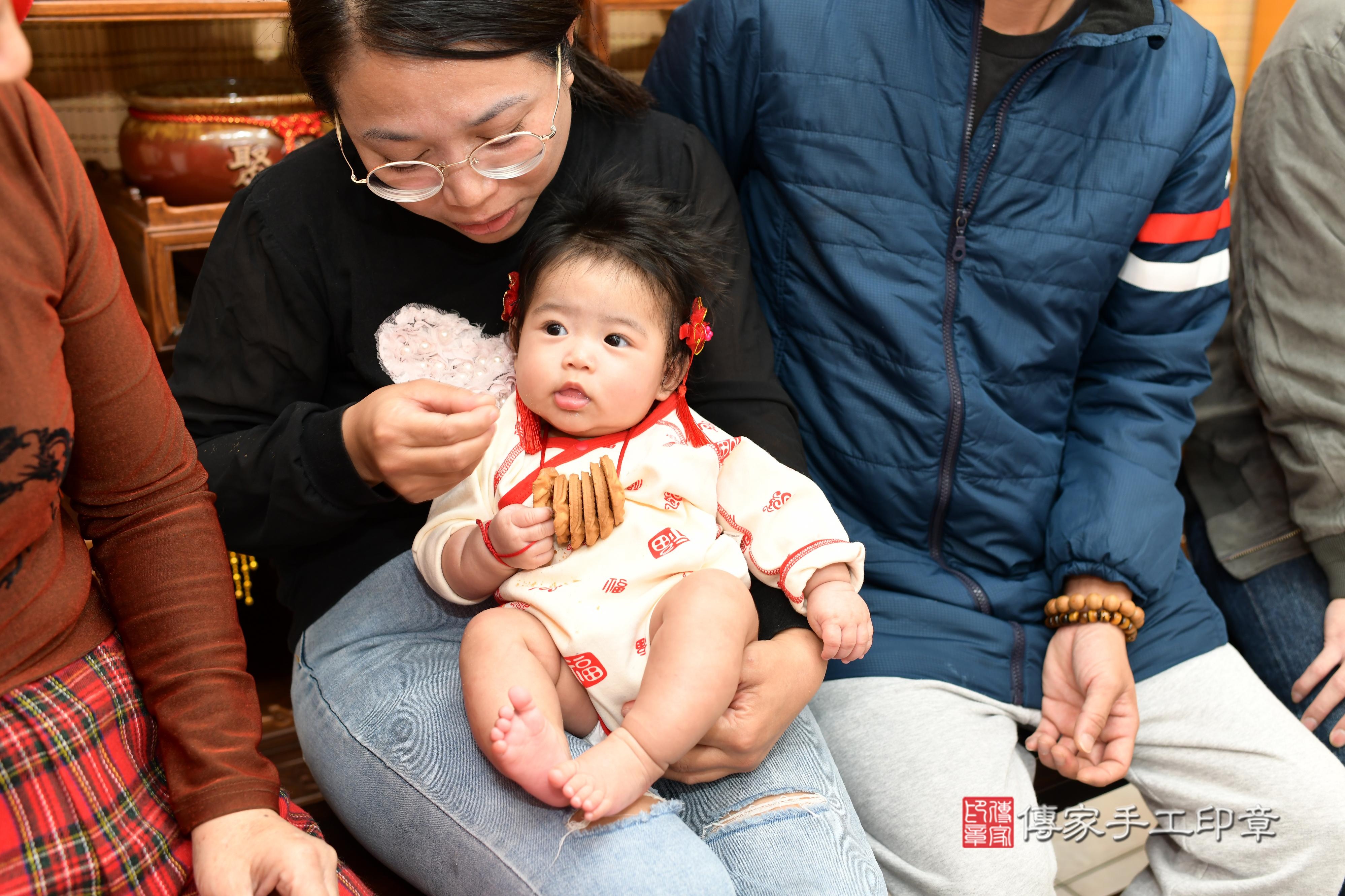 傳家手工印章台南店、抓周、度脺、中國風會場、傳家嬰兒古禮、吉祥話、抓周道具物品24種、拍照。抓周證書。寶寶抓周、滿周歲、生日快樂、祝福