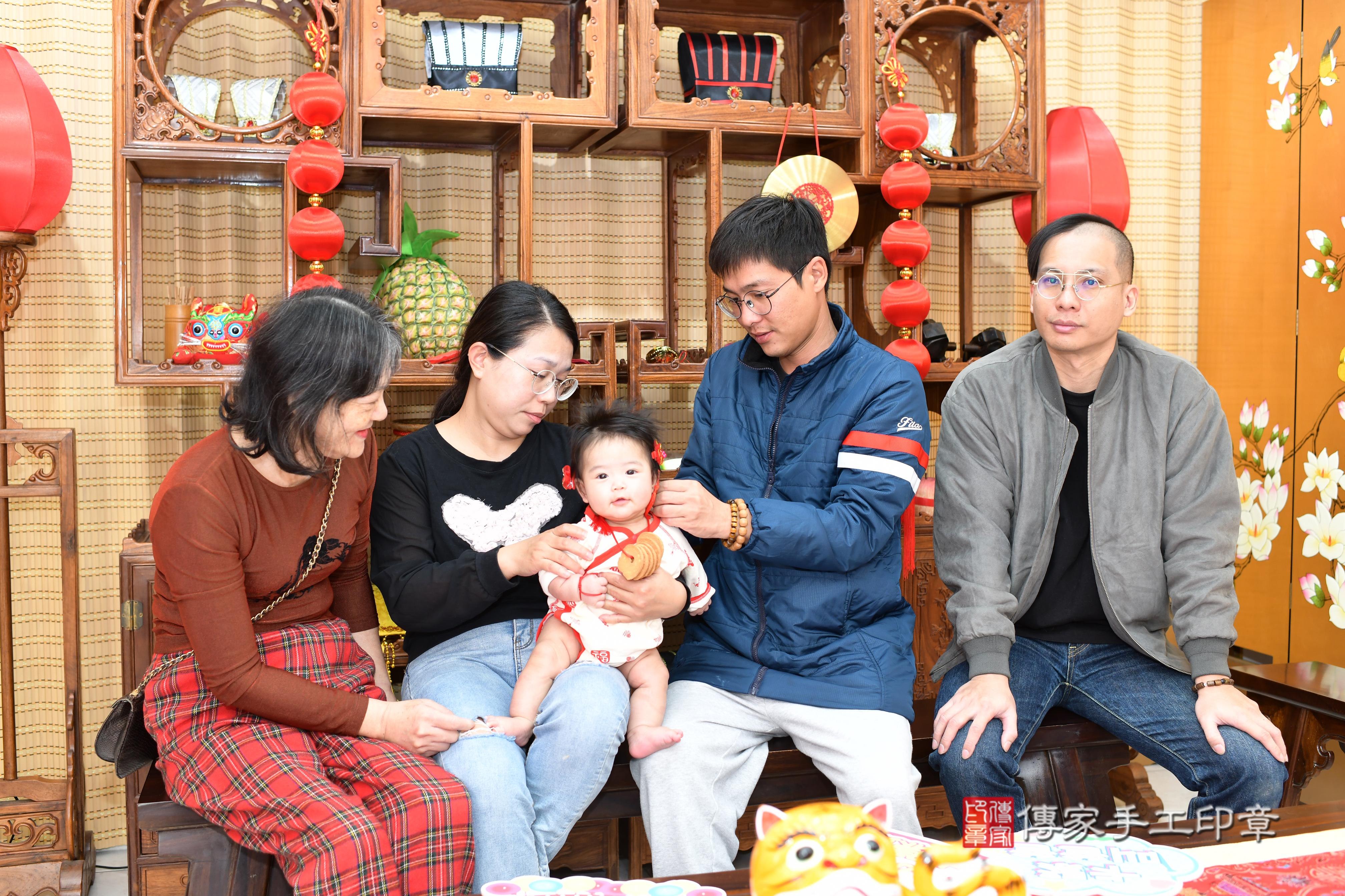 傳家手工印章台南店、抓周、度脺、中國風會場、傳家嬰兒古禮、吉祥話、抓周道具物品24種、拍照。抓周證書。寶寶抓周、滿周歲、生日快樂、祝福