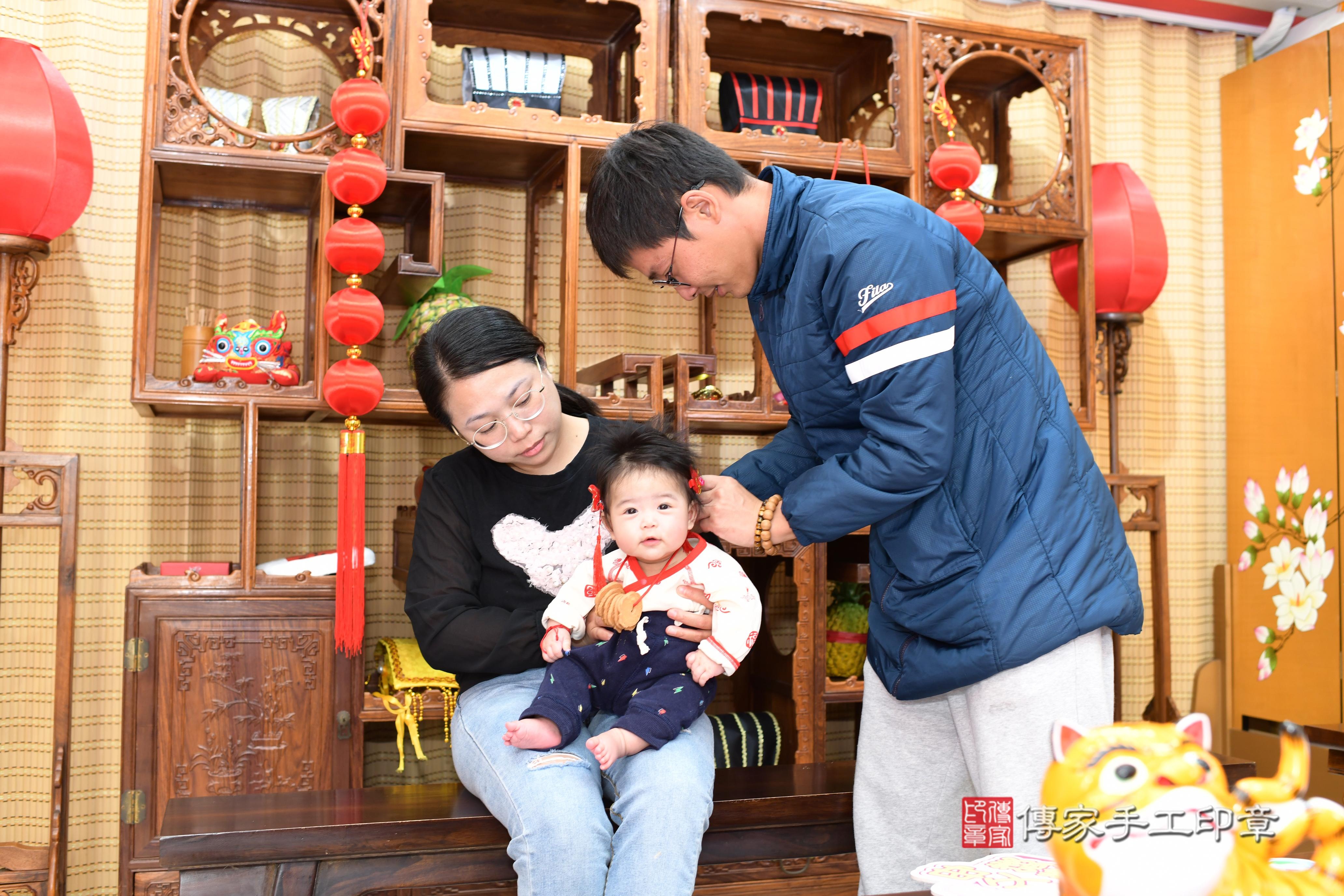 傳家手工印章台南店、抓周、度脺、中國風會場、傳家嬰兒古禮、吉祥話、抓周道具物品24種、拍照。抓周證書。寶寶抓周、滿周歲、生日快樂、祝福