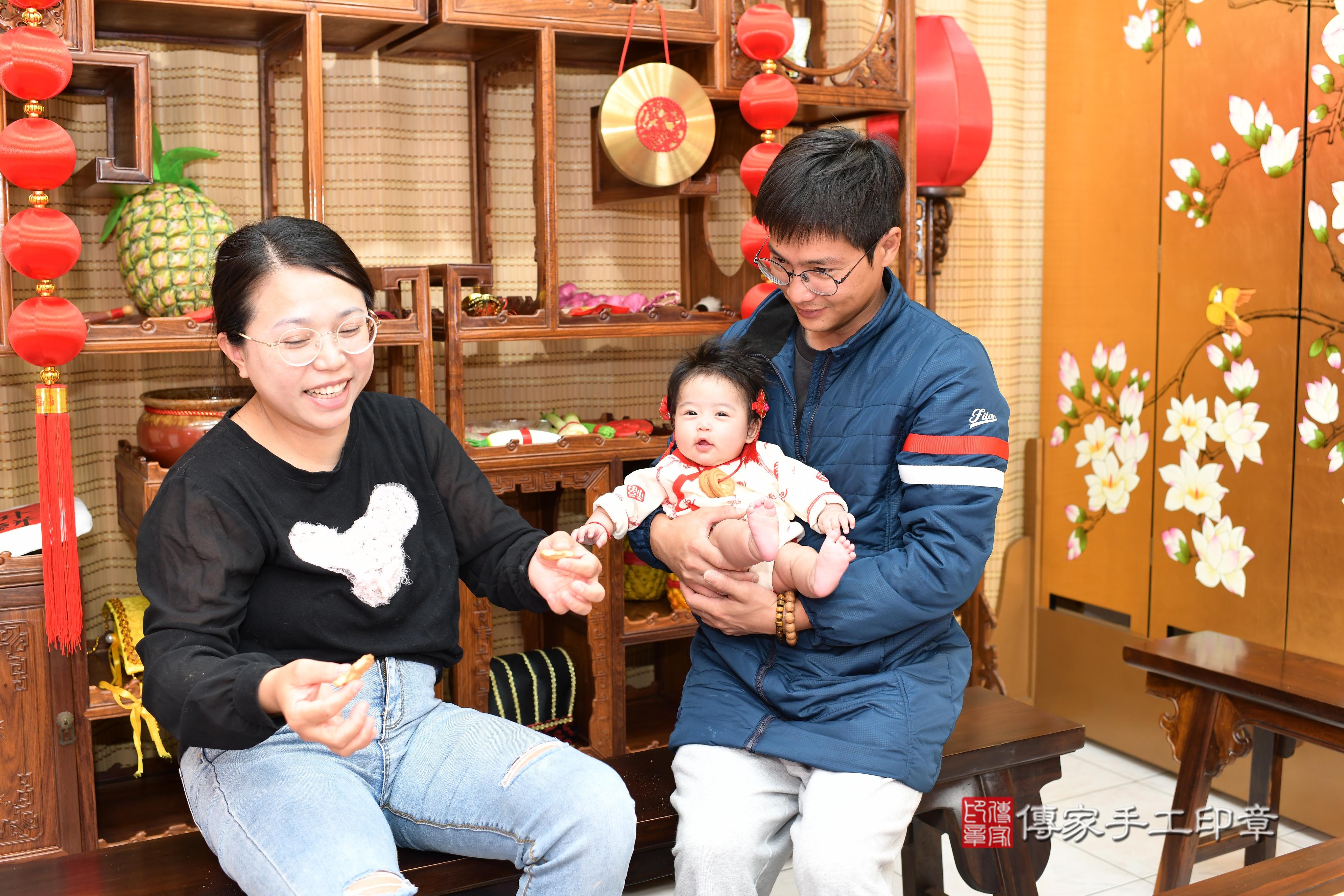 傳家手工印章台南店、抓周、度脺、中國風會場、傳家嬰兒古禮、吉祥話、抓周道具物品24種、拍照。抓周證書。寶寶抓周、滿周歲、生日快樂、祝福