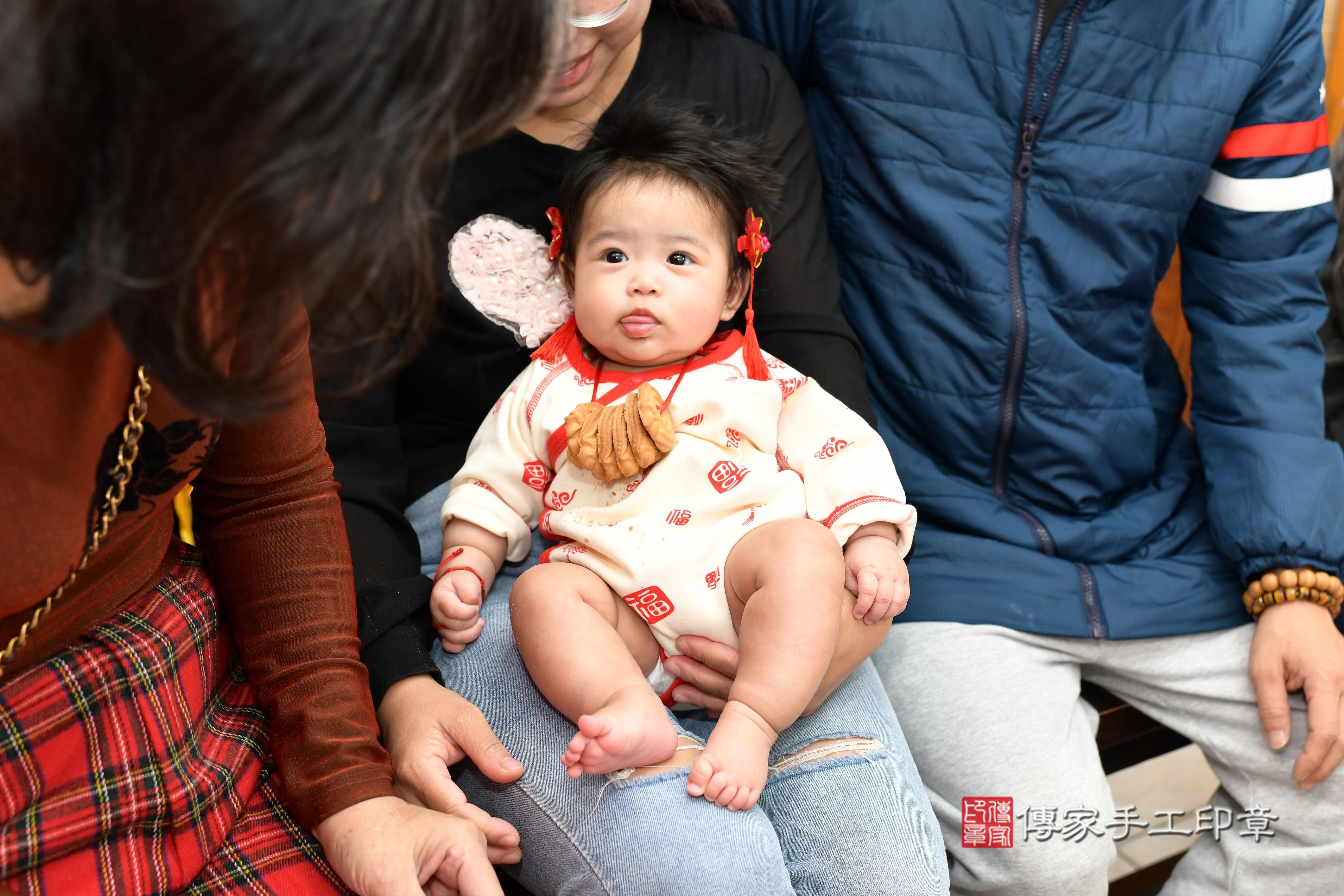 傳家手工印章台南店、抓周、度脺、中國風會場、傳家嬰兒古禮、吉祥話、抓周道具物品24種、拍照。抓周證書。寶寶抓周、滿周歲、生日快樂、祝福