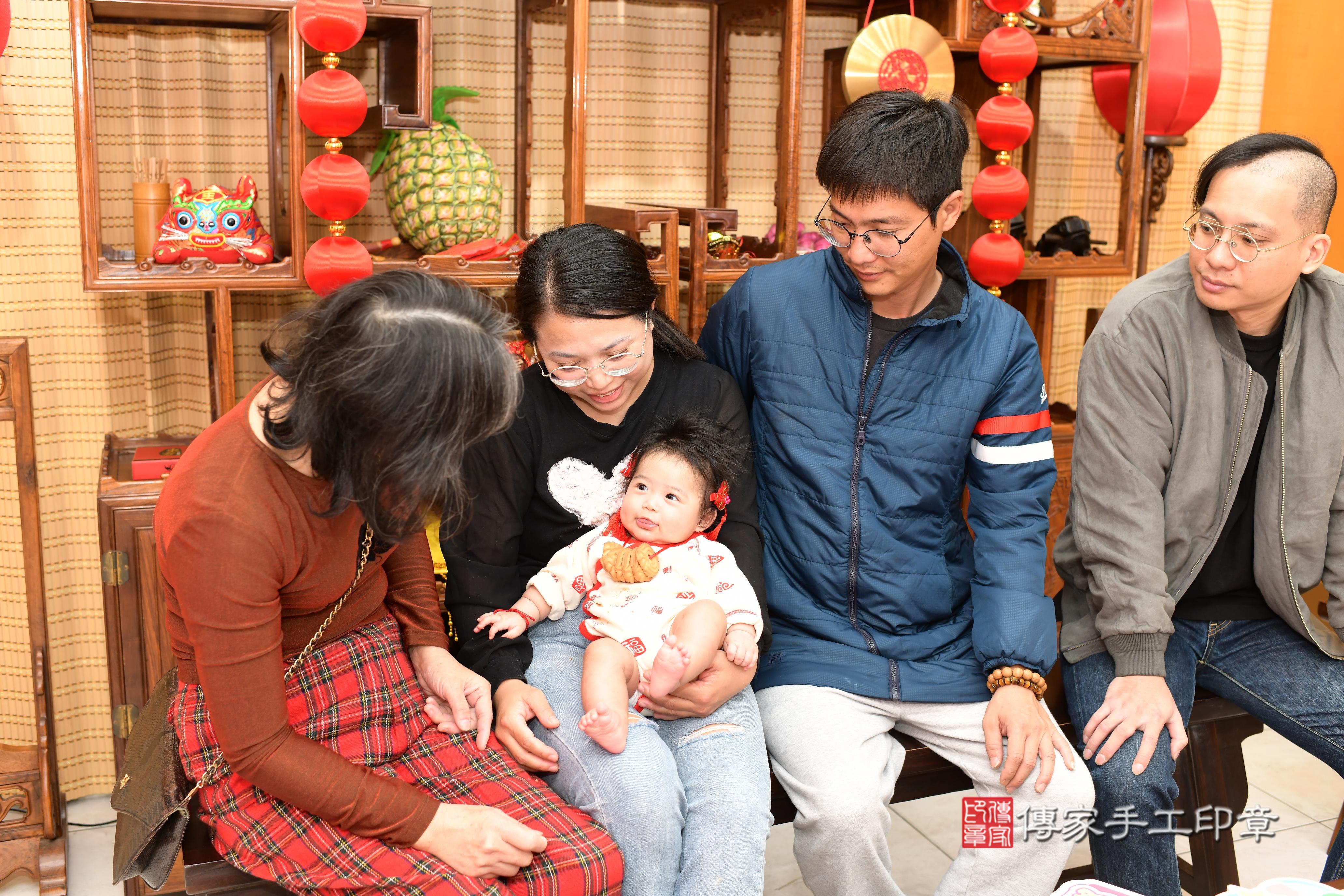 傳家手工印章台南店、抓周、度脺、中國風會場、傳家嬰兒古禮、吉祥話、抓周道具物品24種、拍照。抓周證書。寶寶抓周、滿周歲、生日快樂、祝福