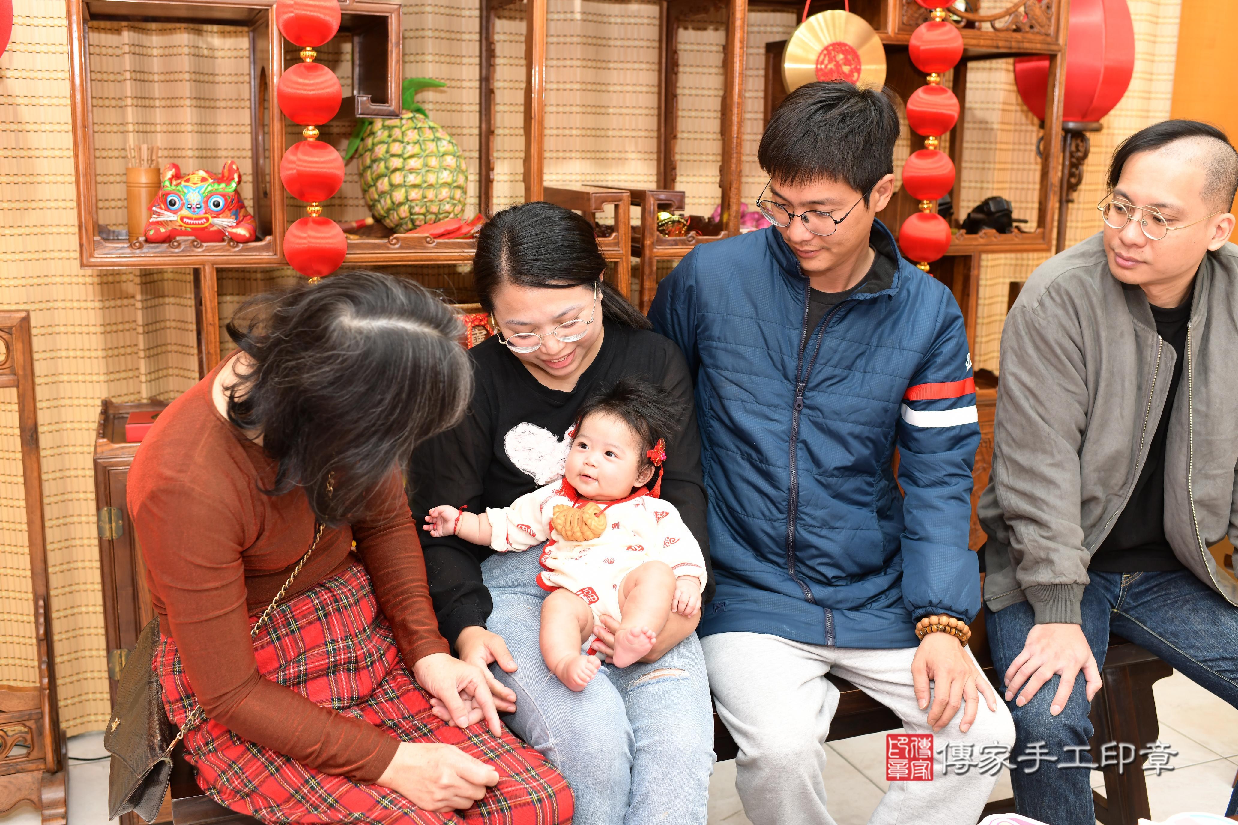 傳家手工印章台南店、抓周、度脺、中國風會場、傳家嬰兒古禮、吉祥話、抓周道具物品24種、拍照。抓周證書。寶寶抓周、滿周歲、生日快樂、祝福