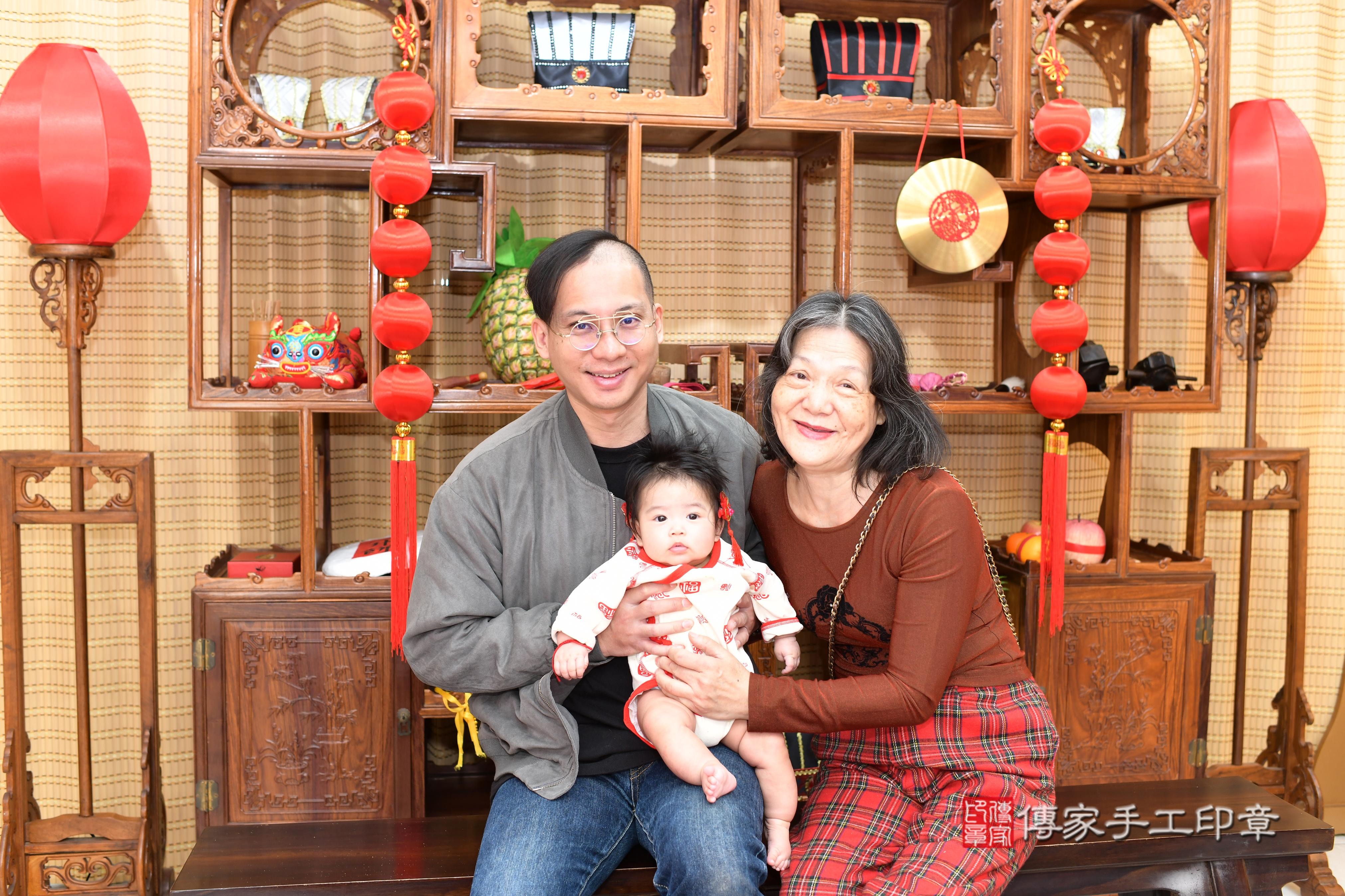 傳家手工印章台南店、抓周、度脺、中國風會場、傳家嬰兒古禮、吉祥話、抓周道具物品24種、拍照。抓周證書。寶寶抓周、滿周歲、生日快樂、祝福