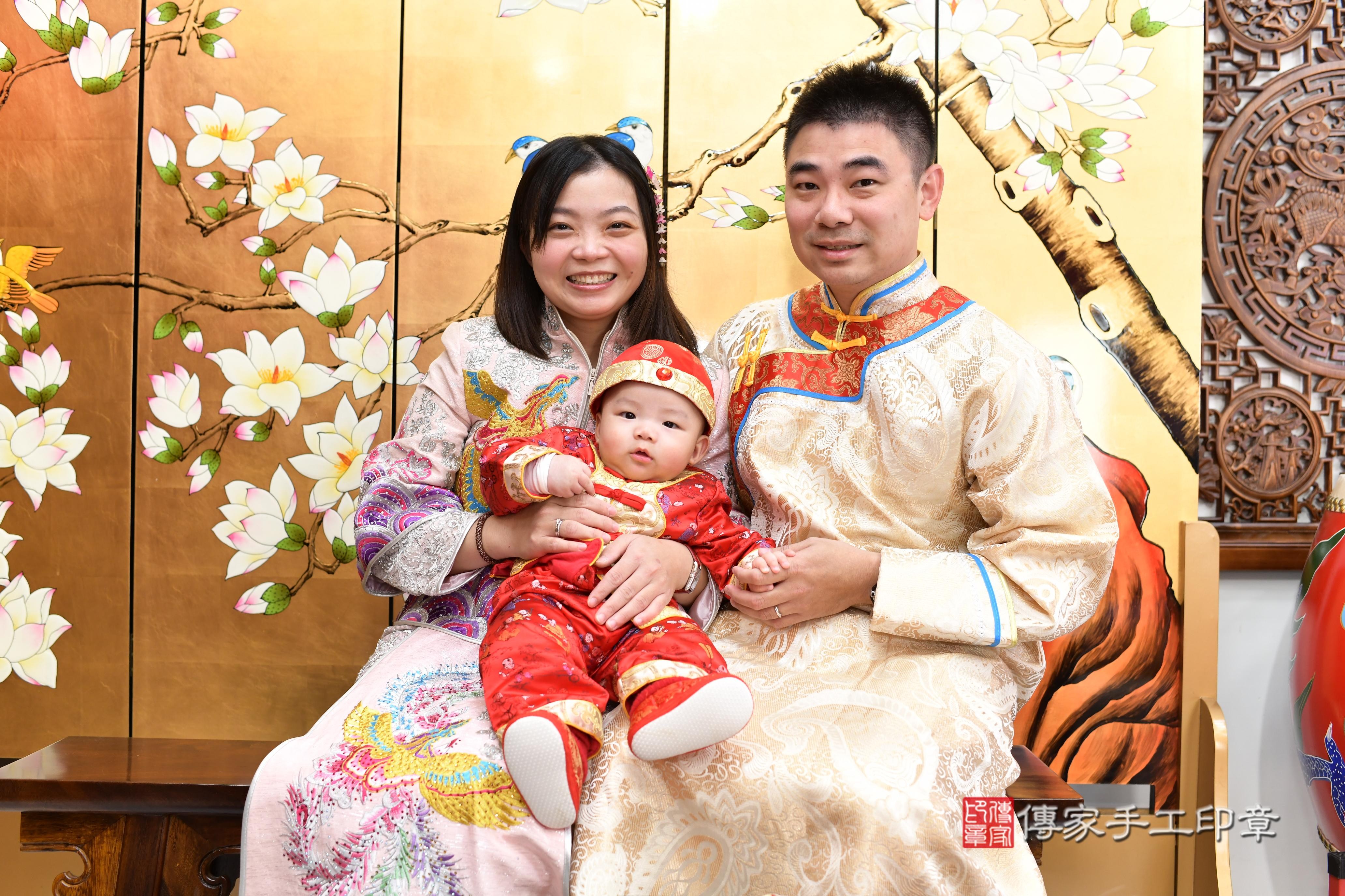 傳家手工印章台南店、抓周、度脺、中國風會場、傳家嬰兒古禮、吉祥話、抓周道具物品24種、拍照。抓周證書。寶寶抓周、滿周歲、生日快樂、祝福