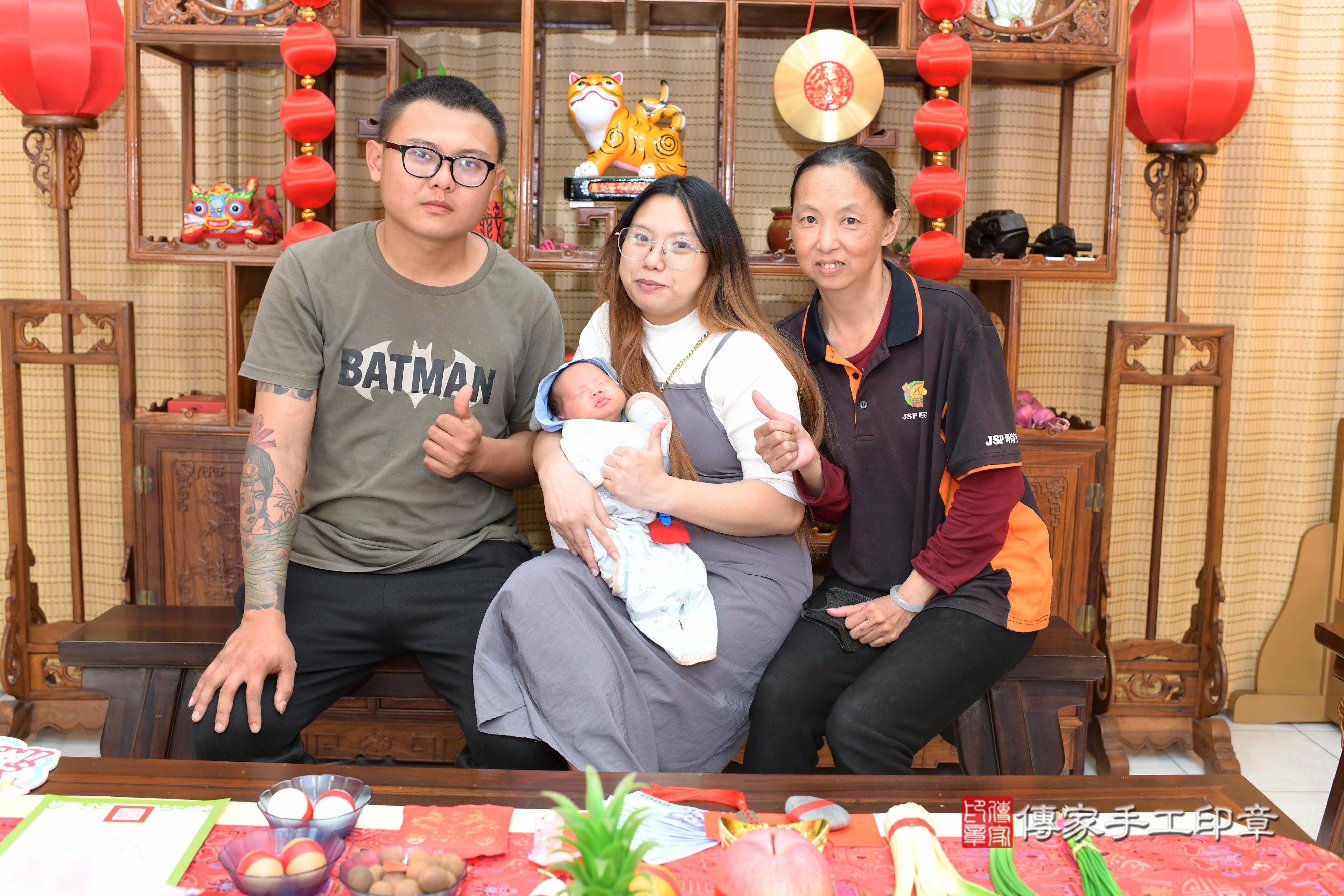 傳家手工印章台南店、抓周、度脺、中國風會場、傳家嬰兒古禮、吉祥話、抓周道具物品24種、拍照。抓周證書。寶寶抓周、滿周歲、生日快樂、祝福