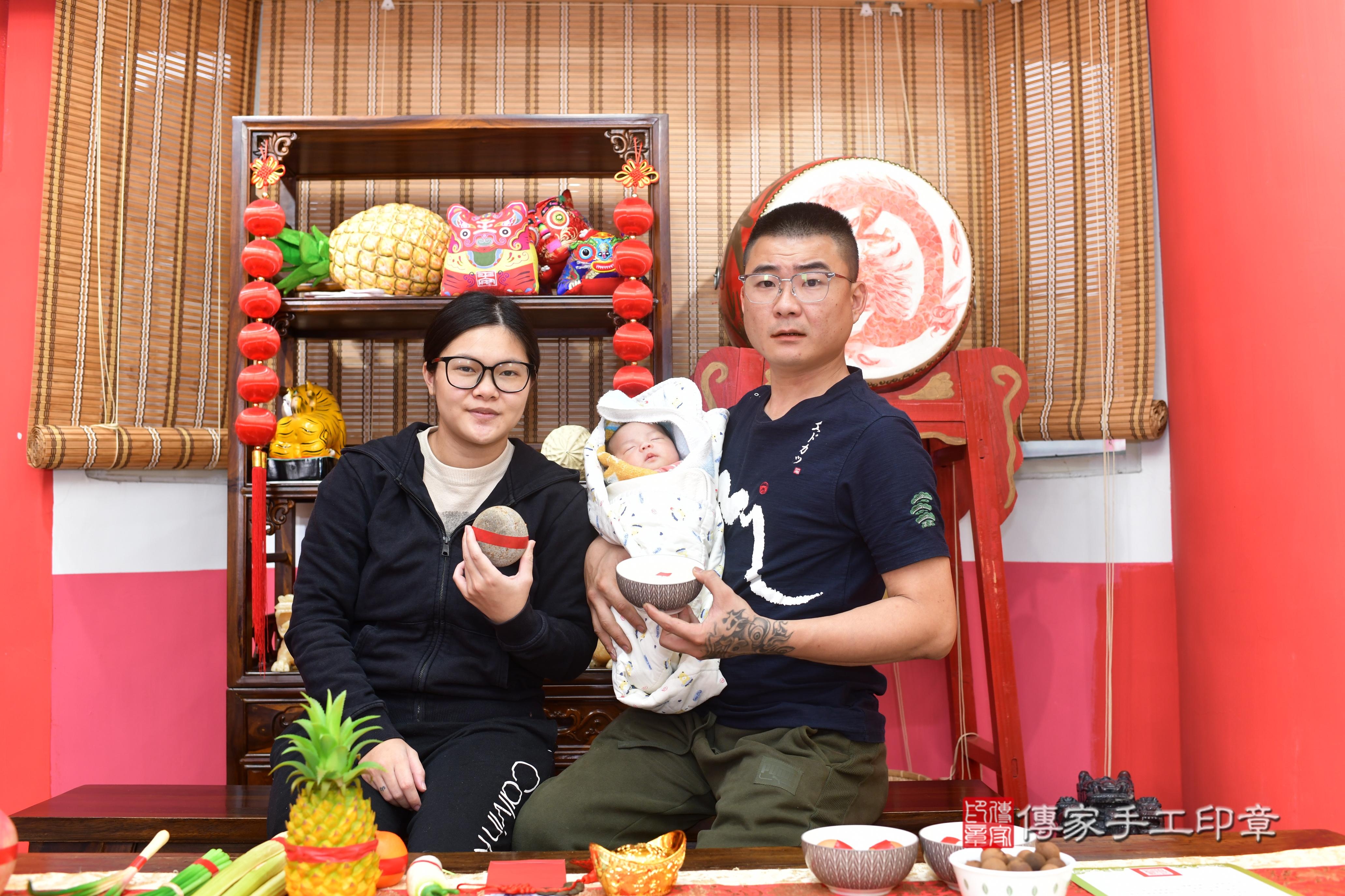 傳家手工印章台南店、抓周、度脺、中國風會場、傳家嬰兒古禮、吉祥話、抓周道具物品24種、拍照。抓周證書。寶寶抓周、滿周歲、生日快樂、祝福