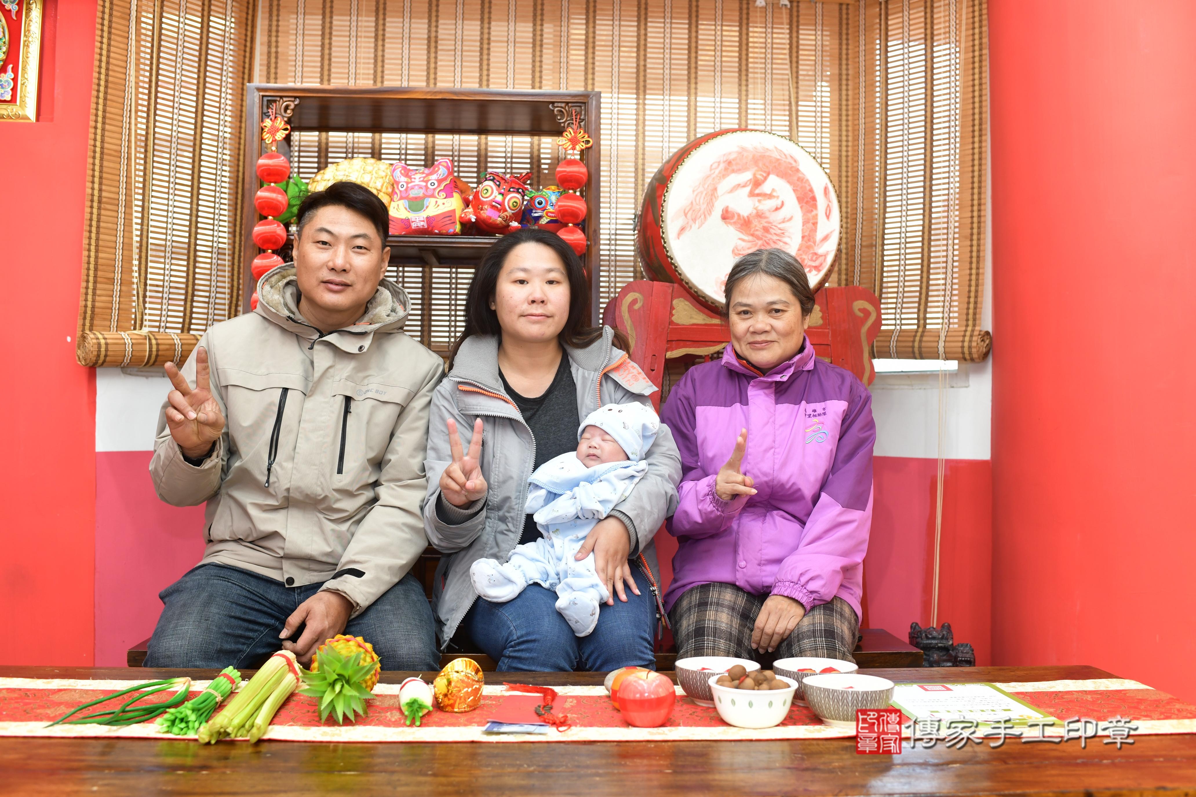 傳家手工印章台南店、抓周、度脺、中國風會場、傳家嬰兒古禮、吉祥話、抓周道具物品24種、拍照。抓周證書。寶寶抓周、滿周歲、生日快樂、祝福