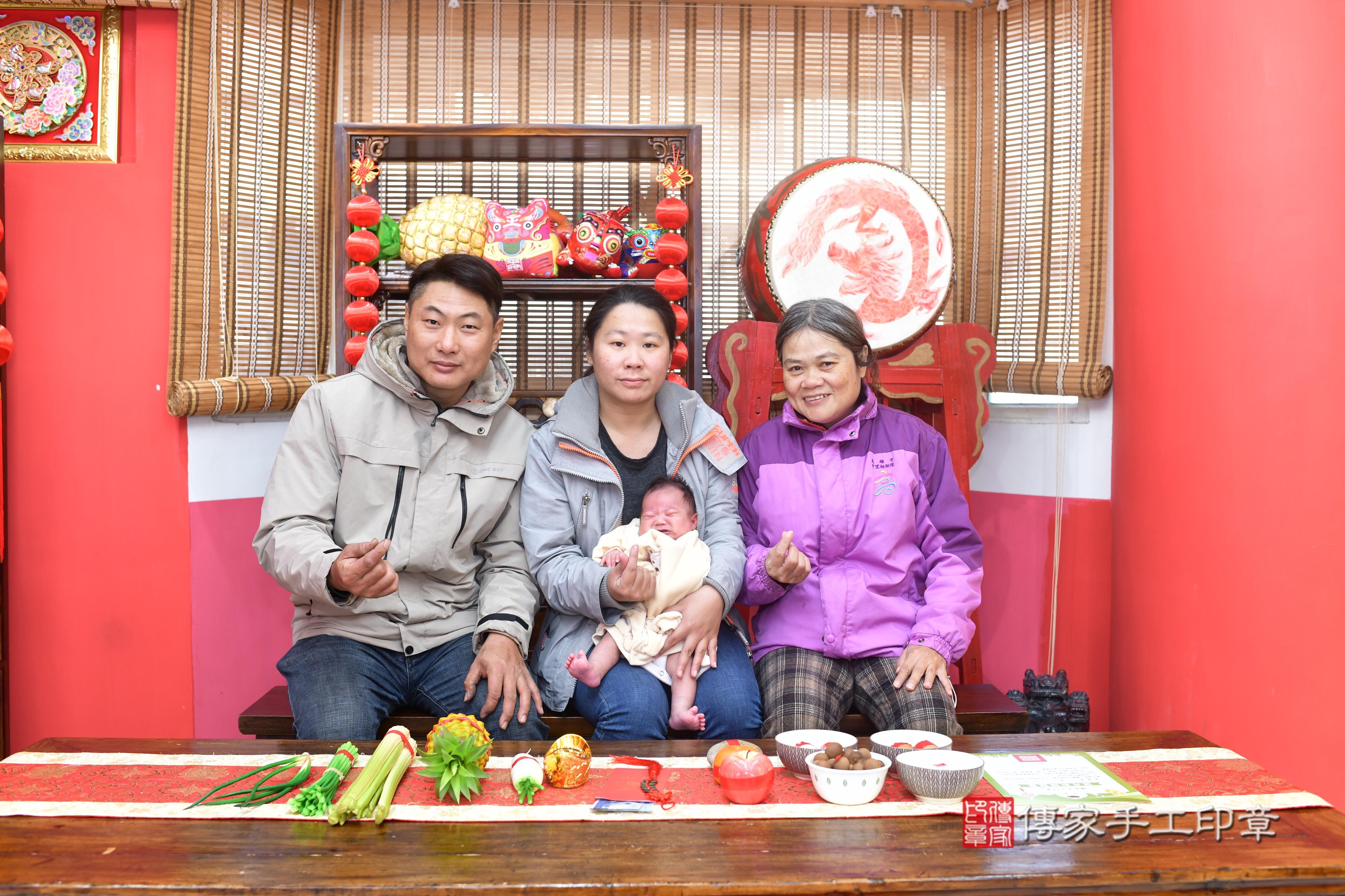 傳家手工印章台南店、抓周、度脺、中國風會場、傳家嬰兒古禮、吉祥話、抓周道具物品24種、拍照。抓周證書。寶寶抓周、滿周歲、生日快樂、祝福
